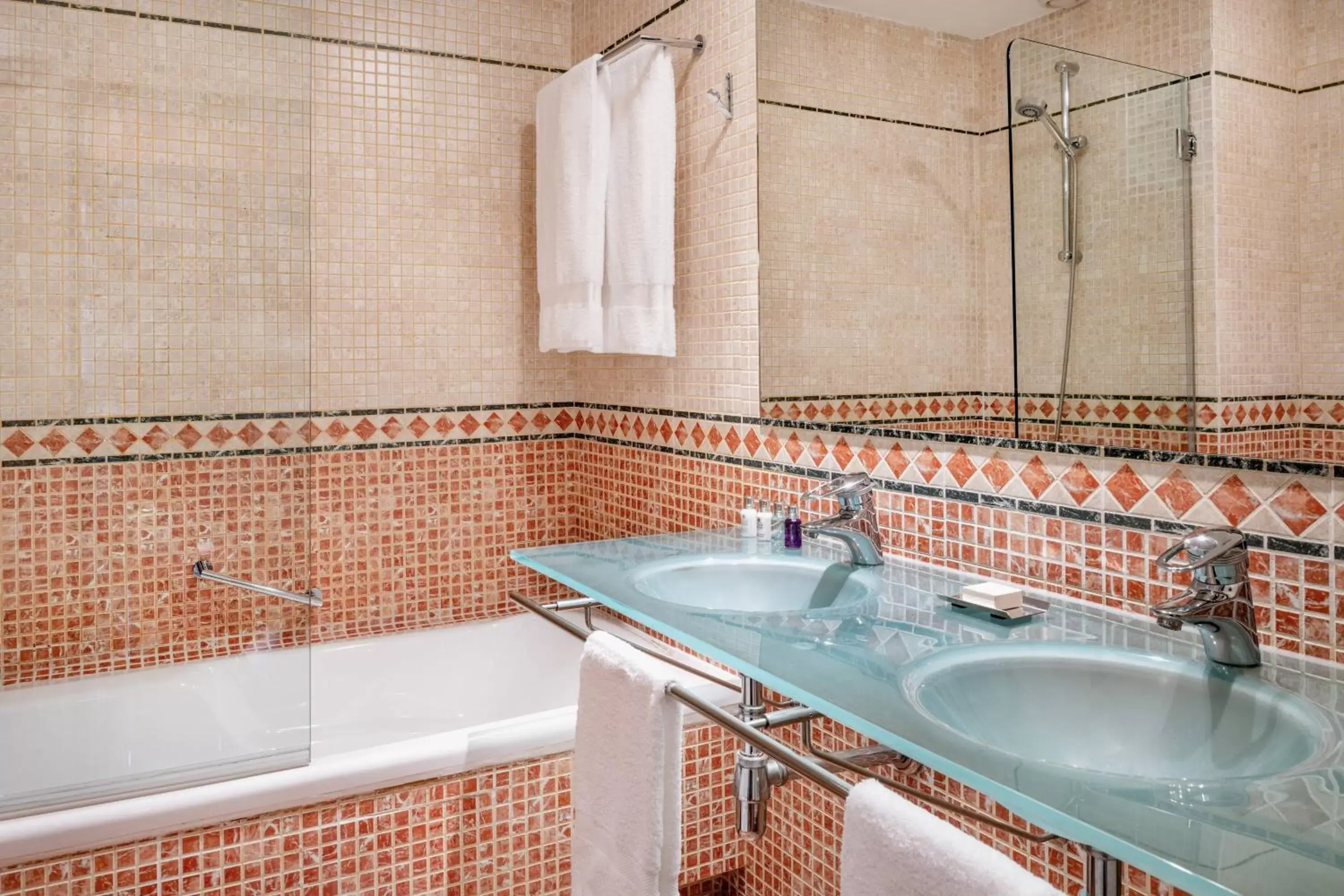 Bathroom in Hotel Palacio de Santa Paula, Autograph Collection