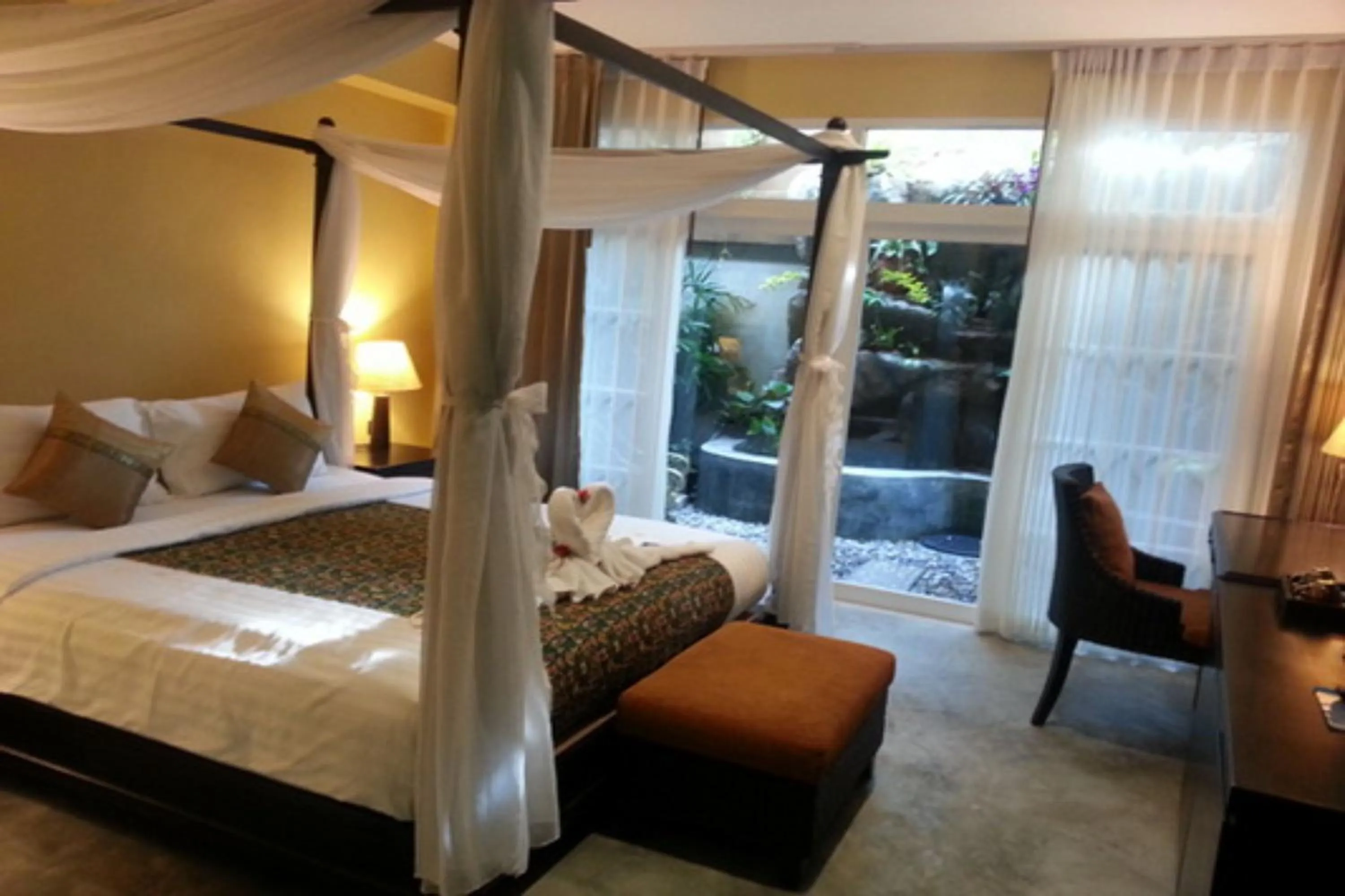 Photo of the whole room, Bed in Baan PhuAnda Phuket