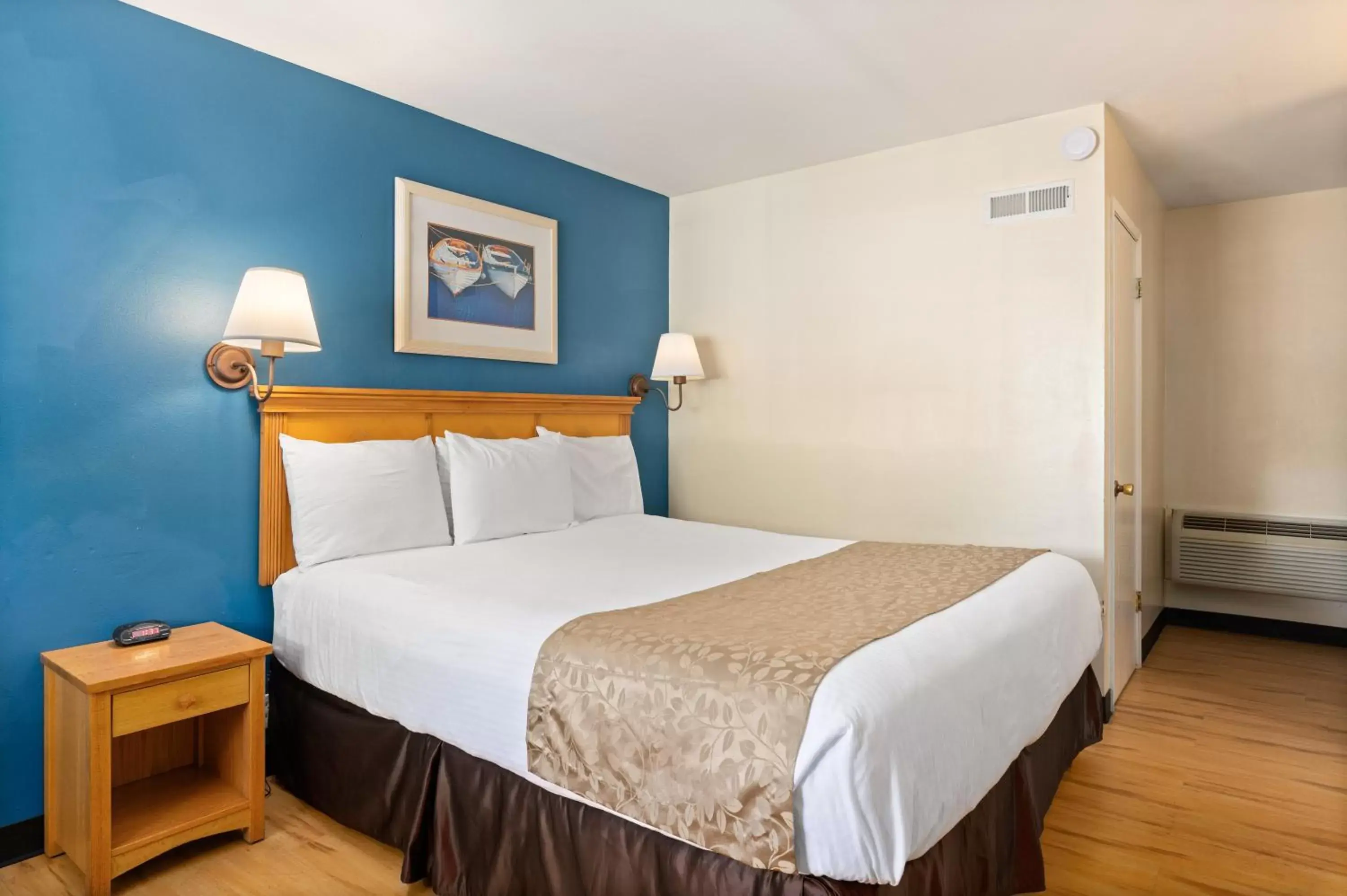 Bedroom, Bed in Skylark Shores Resort