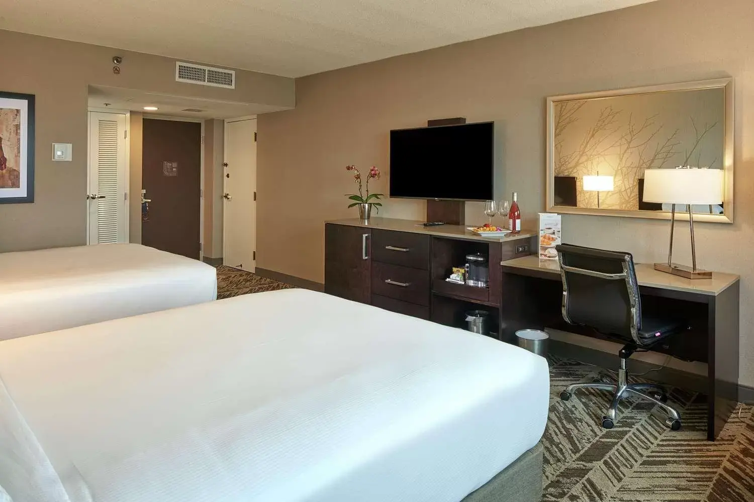 Bed, TV/Entertainment Center in Hilton Cincinnati Airport