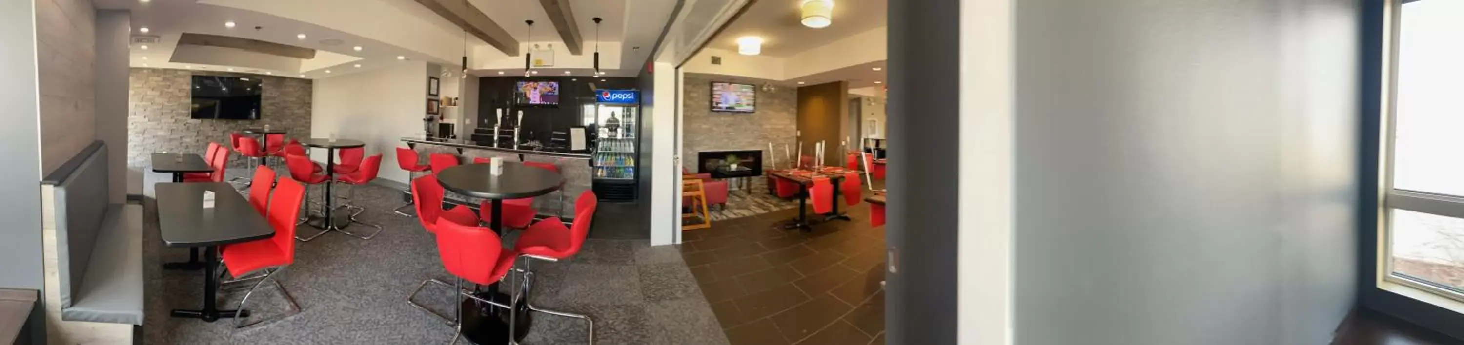 Lounge or bar in Microtel Inn & Suites by Wyndham - Timmins