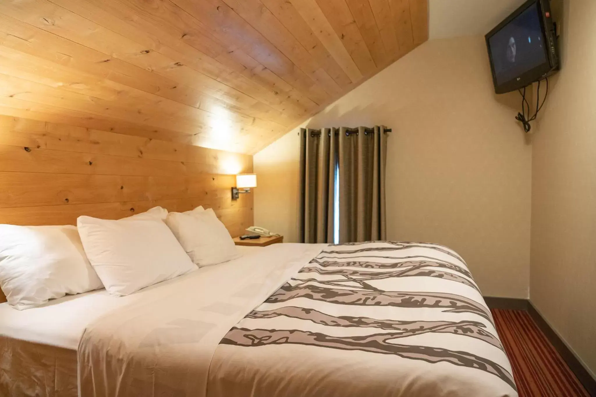 Bedroom, Bed in Banff Rocky Mountain Resort