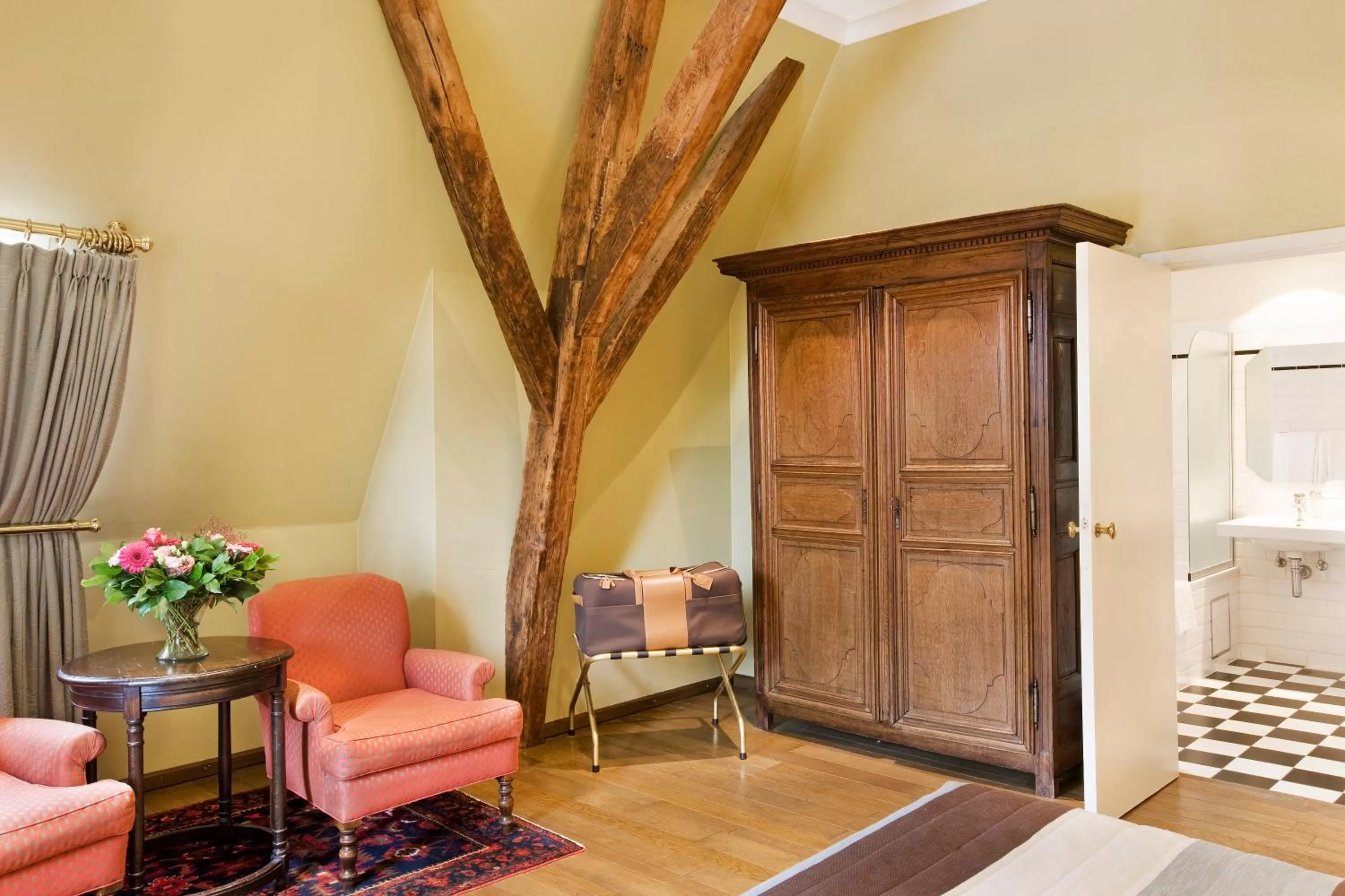 Seating area, Bed in Martin's Relais