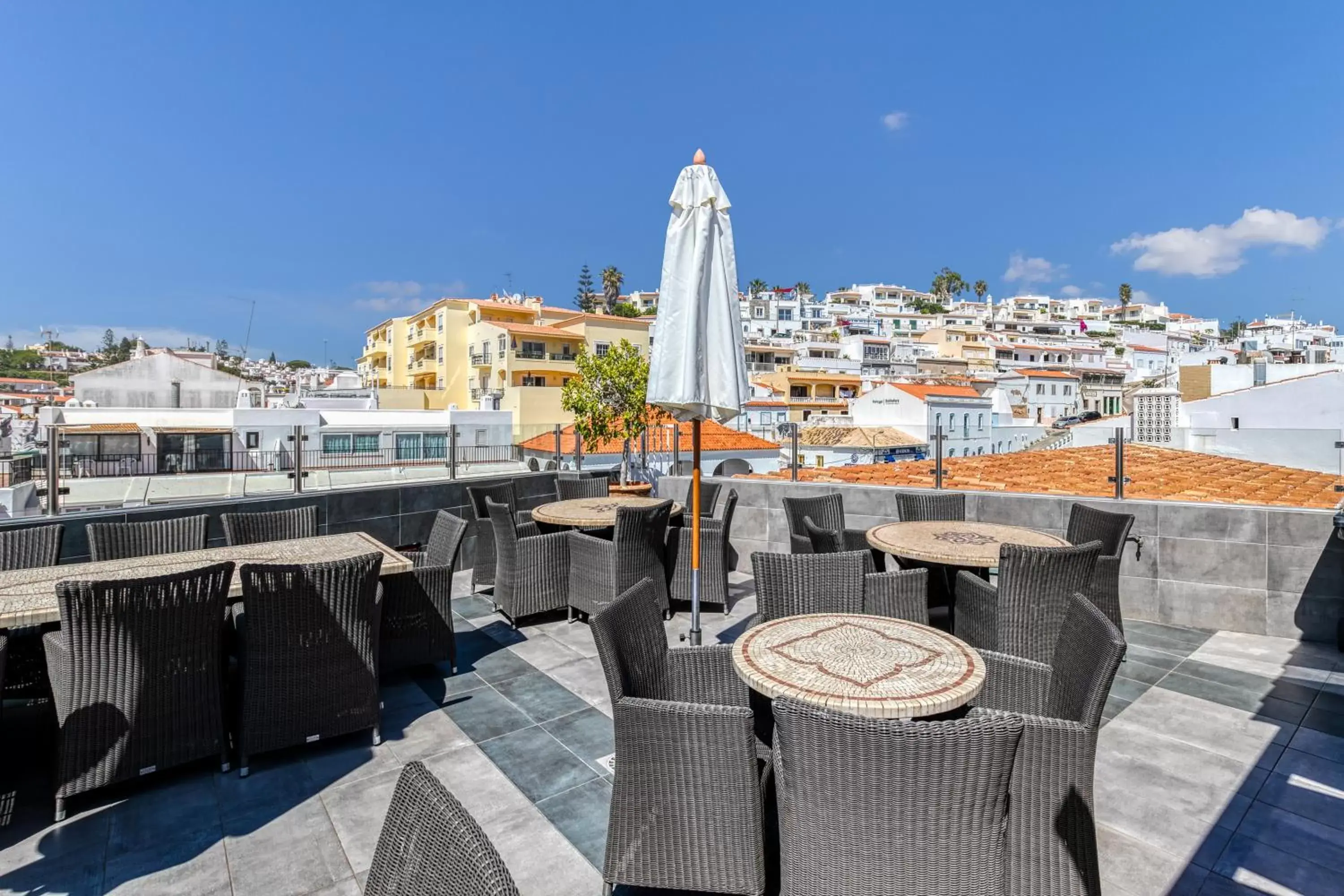 Lounge or bar in Hotel Carvoeiro Plaza