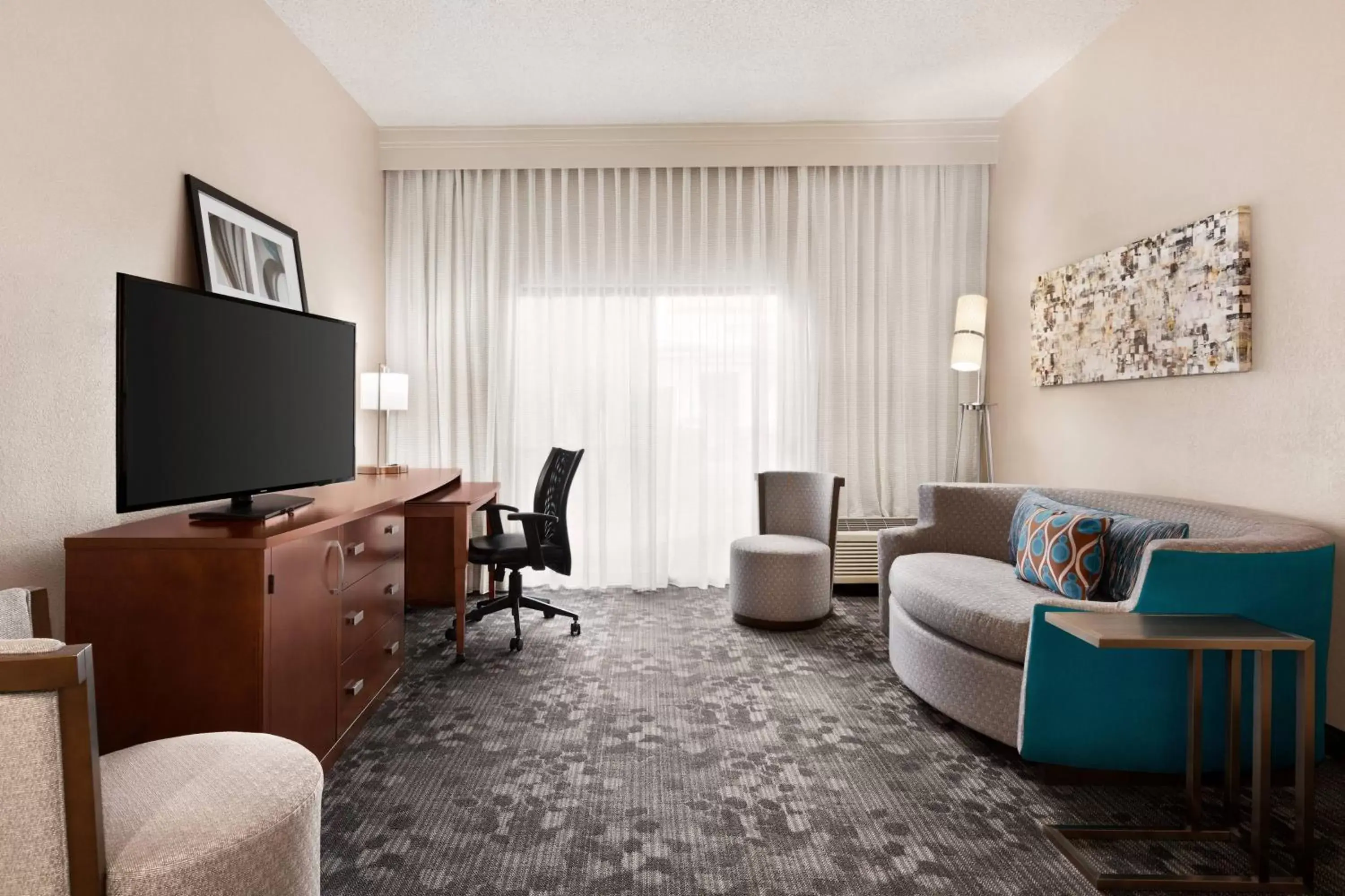 Living room, TV/Entertainment Center in Courtyard by Marriott Tulsa Central