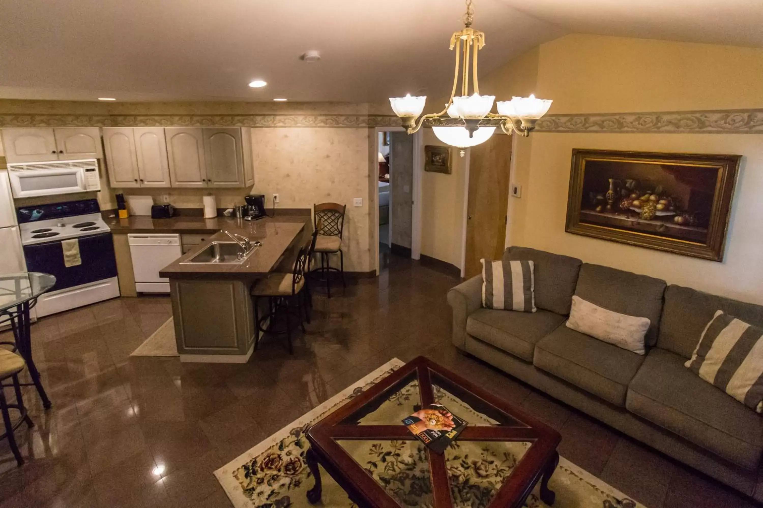 Kitchen or kitchenette, Seating Area in Grass Valley Courtyard Suites