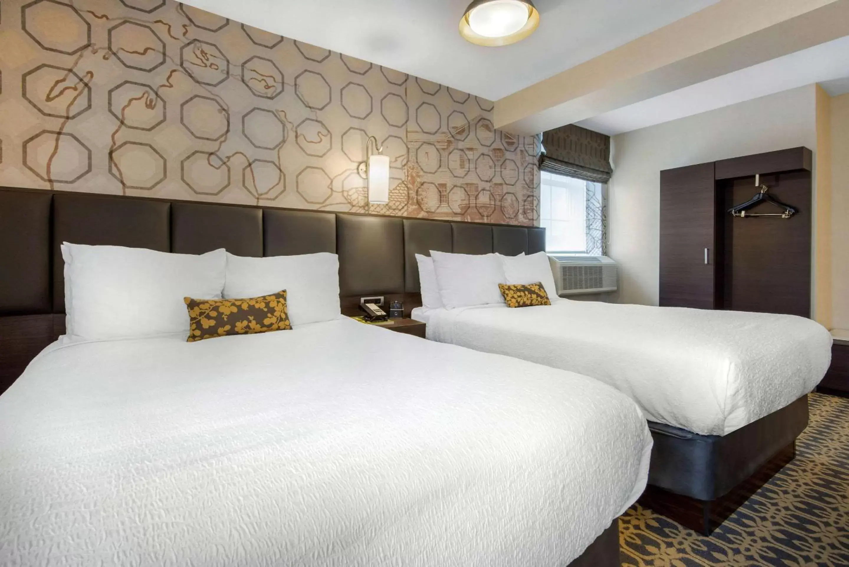 Photo of the whole room, Bed in The Champlain Waterfront Hotel, an Ascend Hotel Collection