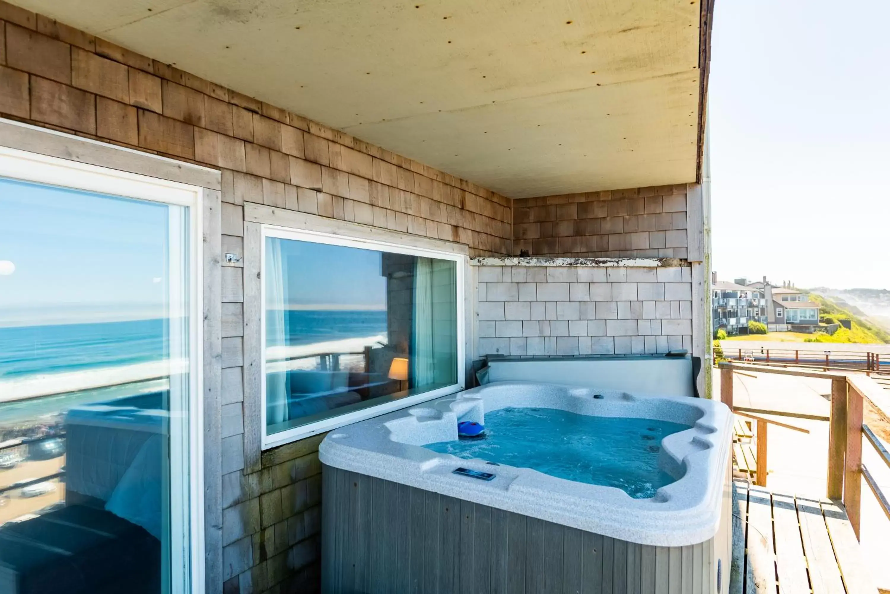 Hot Tub in Seagull Beachfront Inn