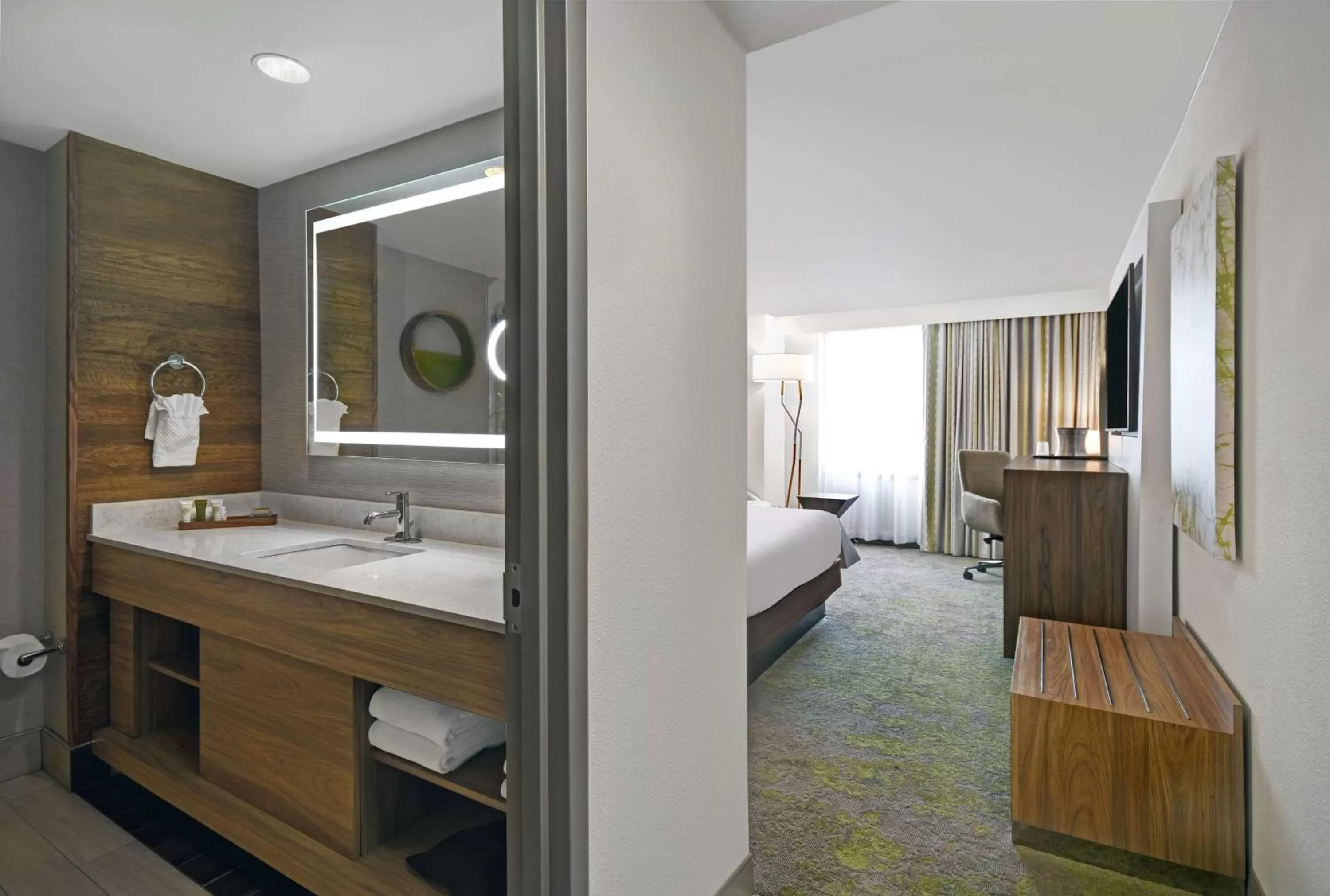 Bathroom, Bed in Hilton Hasbrouck Heights-Meadowlands