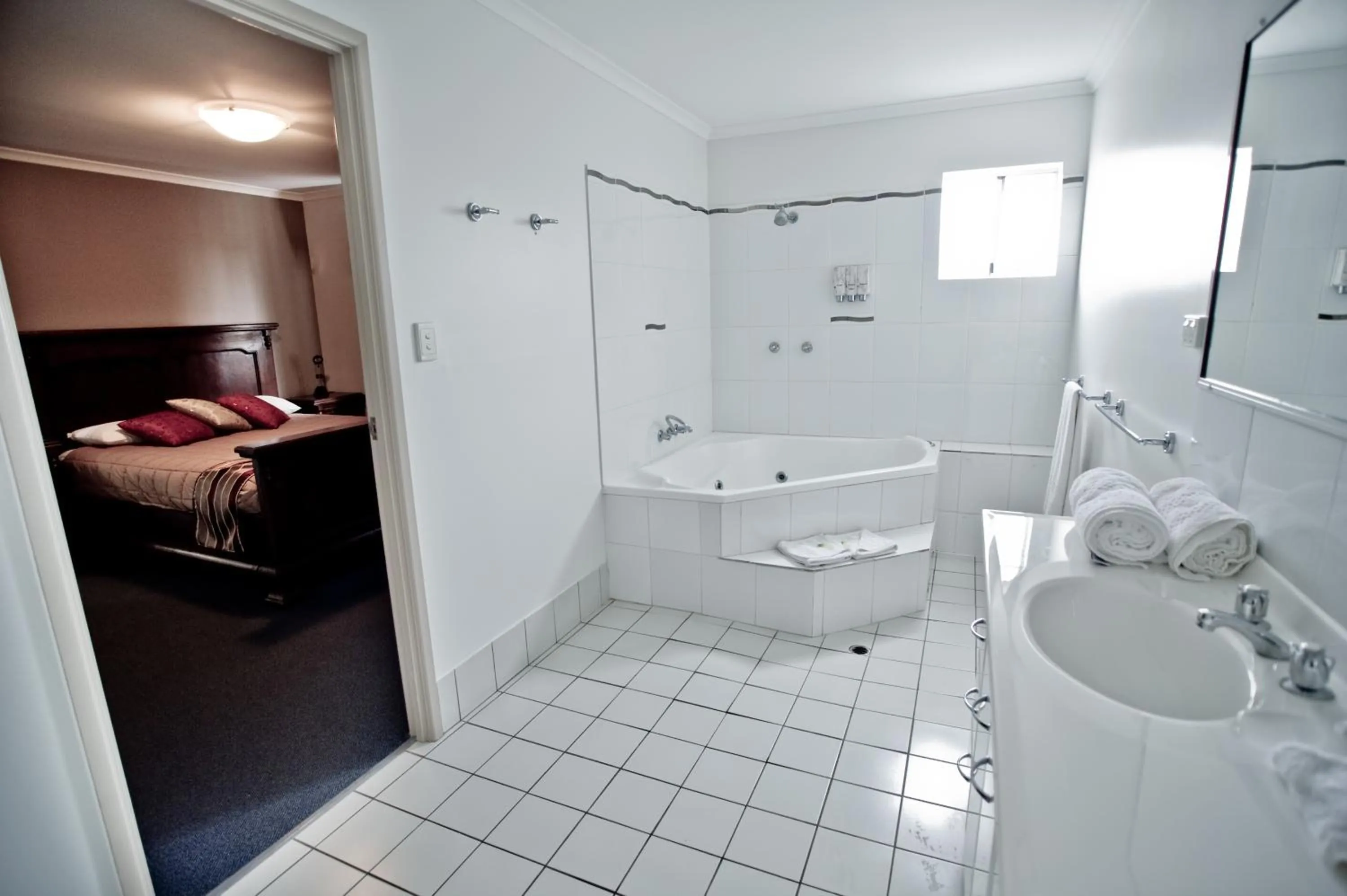 Bathroom, Bed in Centrepoint Motor Inn