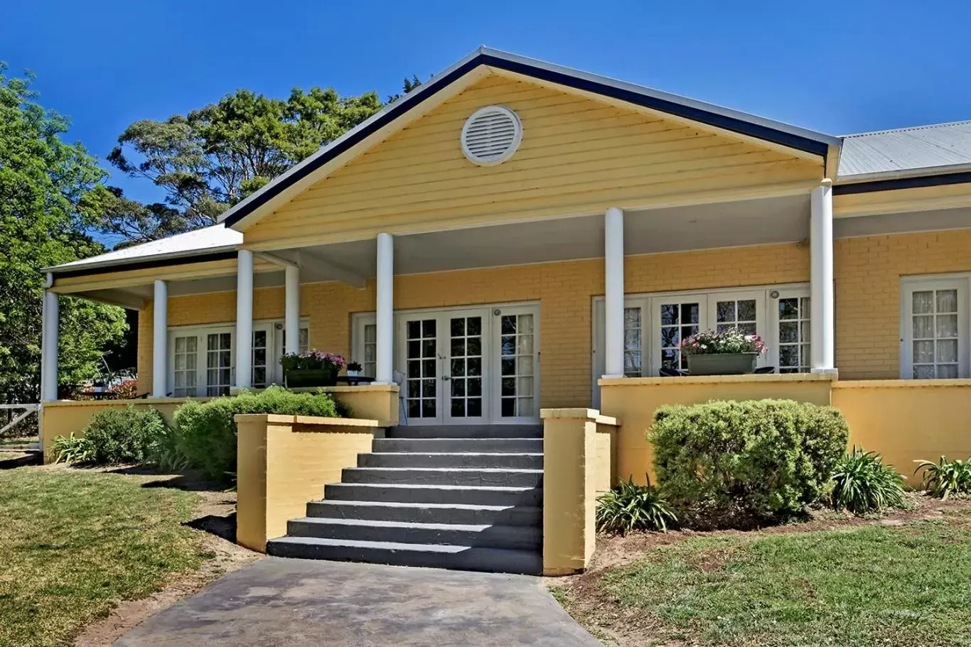 Facade/entrance, Property Building in Bundanoon Lodge