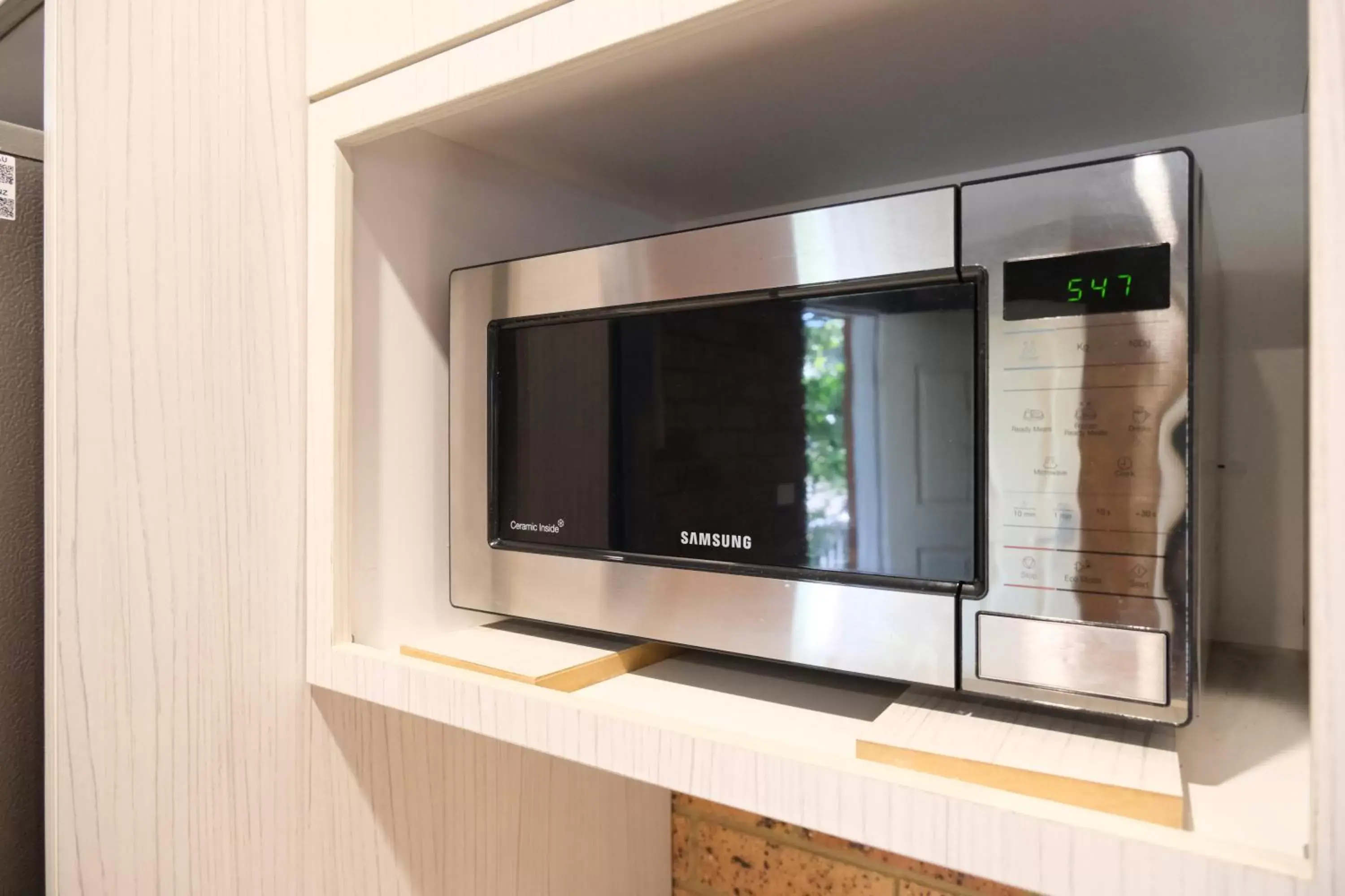 minibar, TV/Entertainment Center in Sapphire Palms Motel