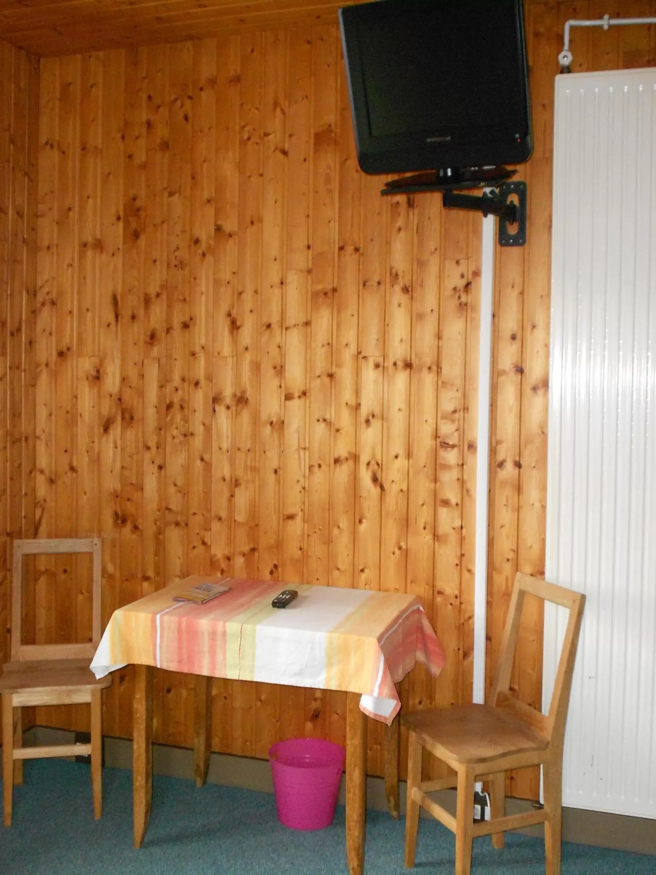 TV and multimedia, TV/Entertainment Center in Hotel Les Sapins