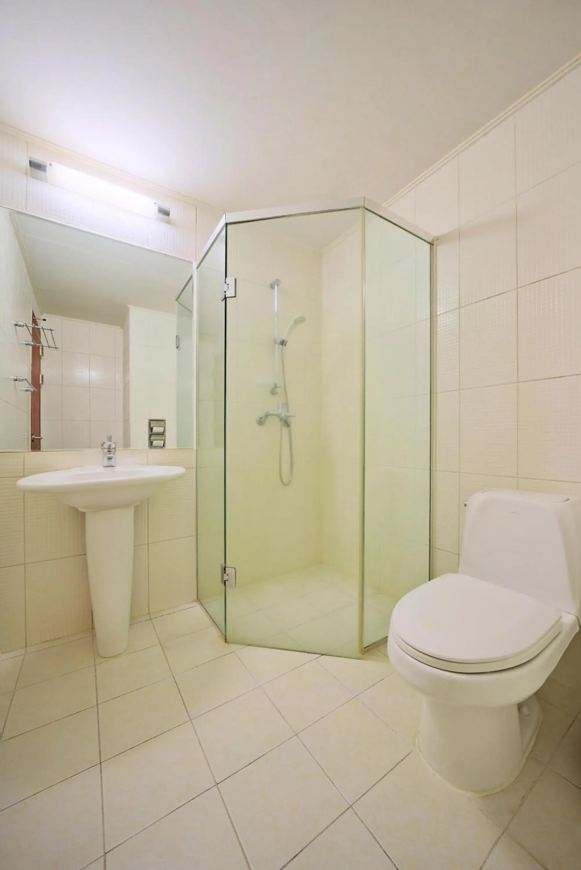 Shower, Bathroom in Mauna Ocean Resort