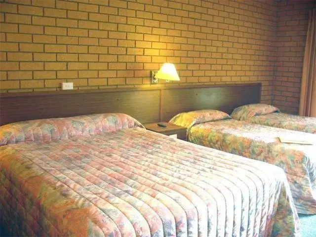 Bed in Bega Village Motor Inn