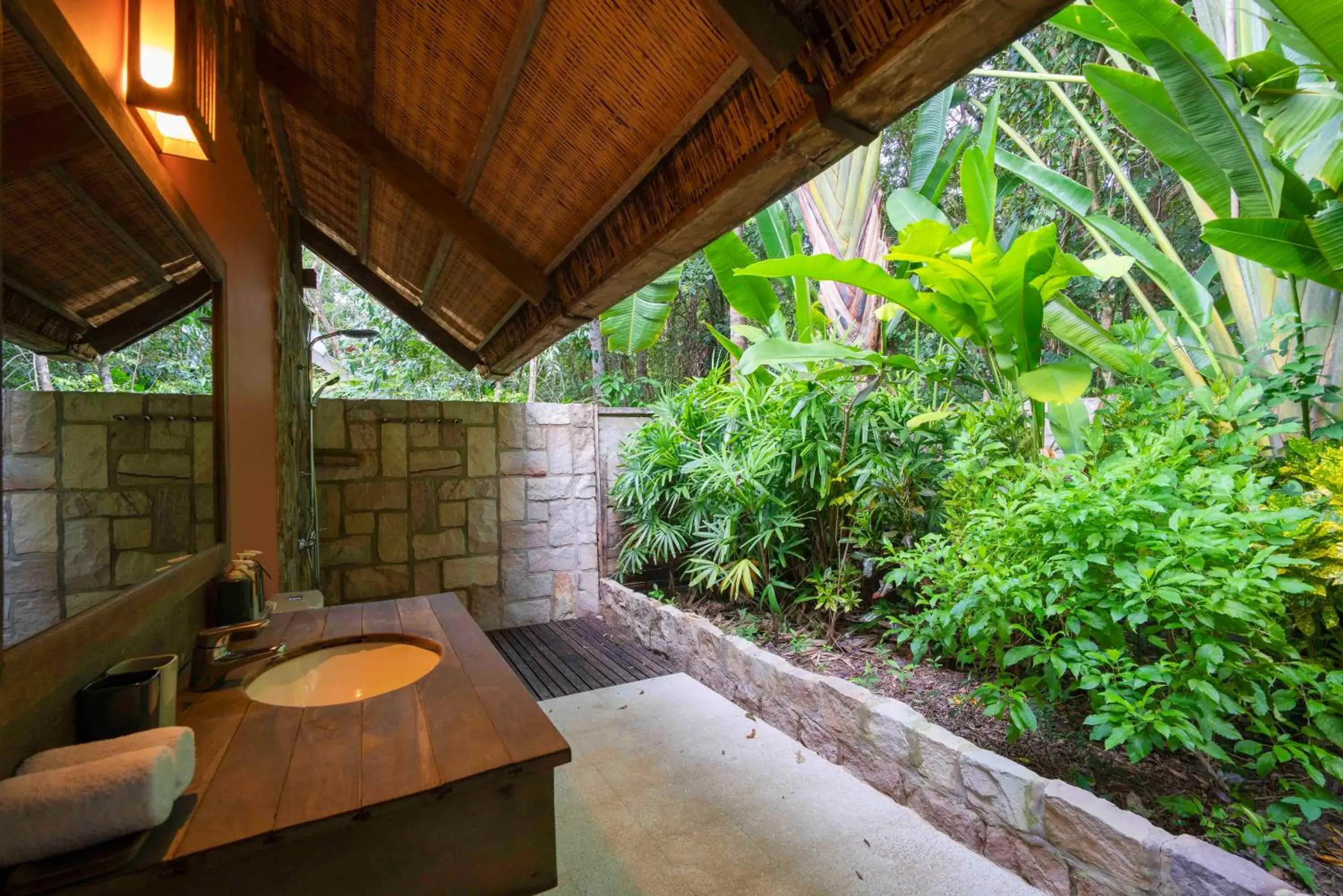 Bathroom, BBQ Facilities in Mango Bay Resort