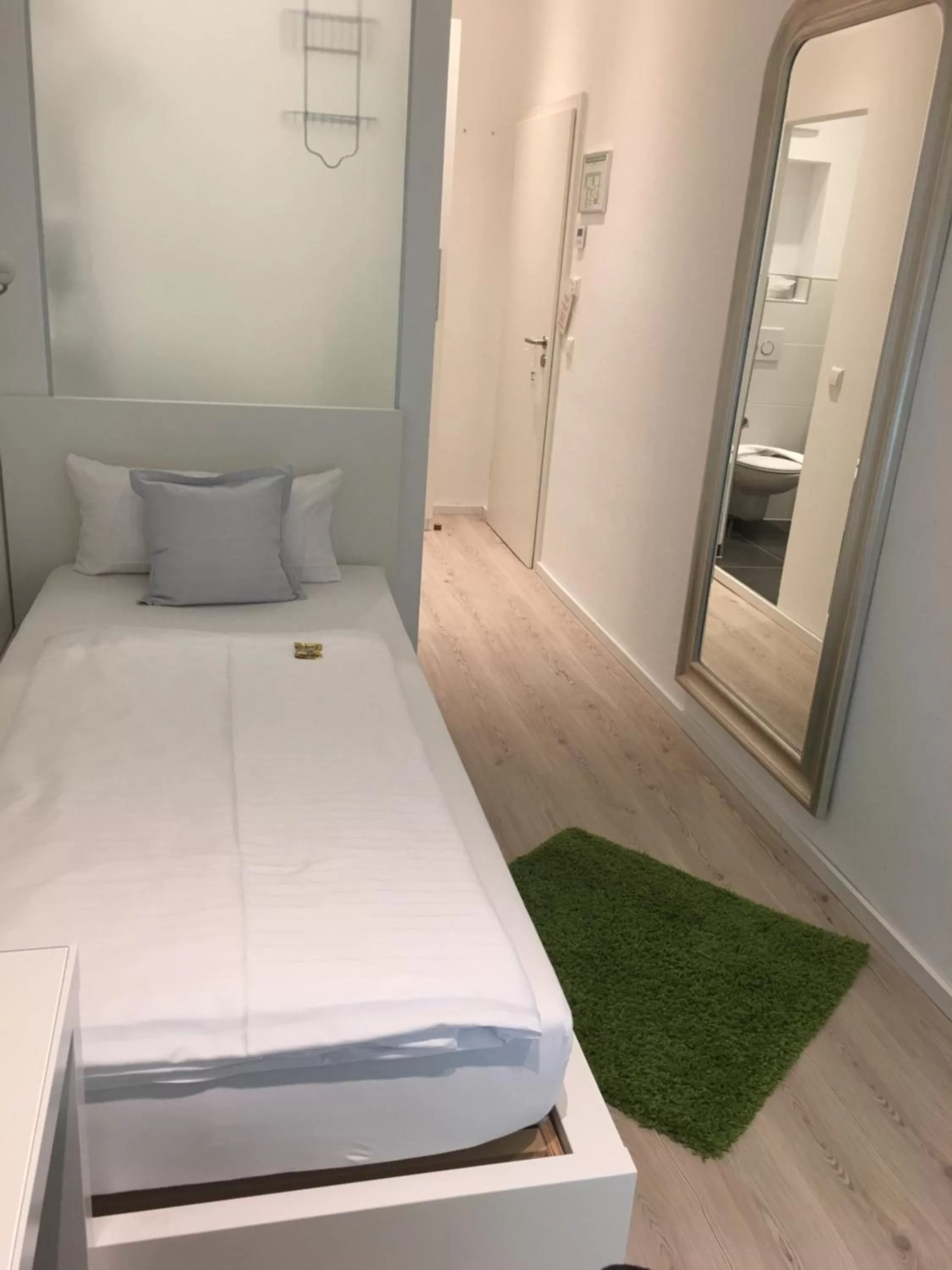 Photo of the whole room, Bed in Hotel Barbarossa Karlsruhe Stadtmitte