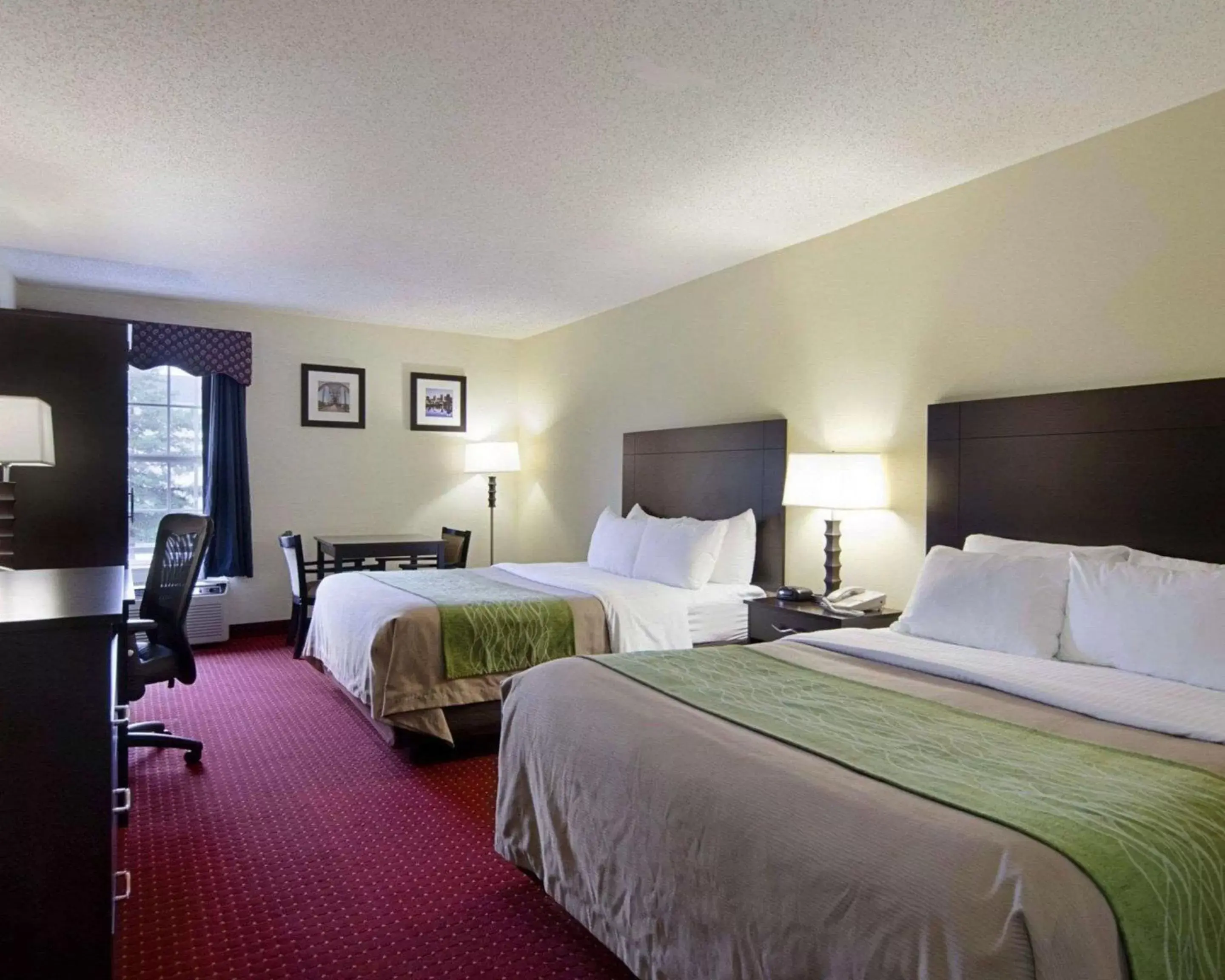 Photo of the whole room, Bed in Quality Inn & Suites Little Rock West