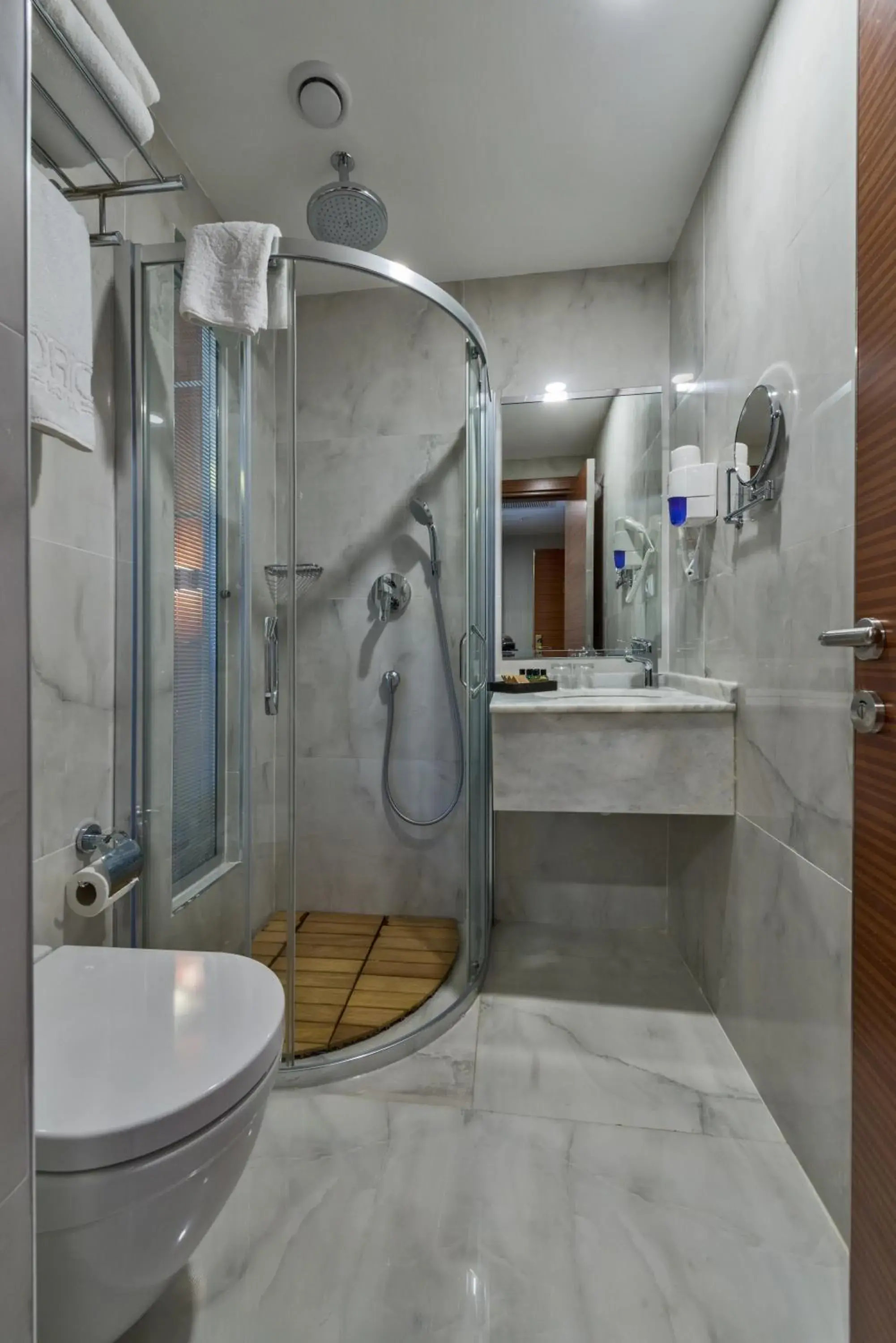 Shower, Bathroom in Glorious Hotel