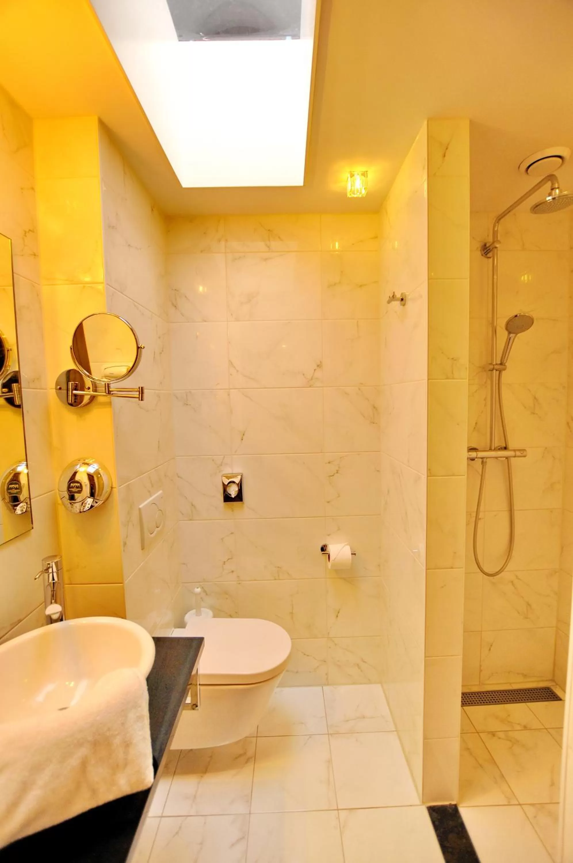 Toilet, Bathroom in Hotel Parkview