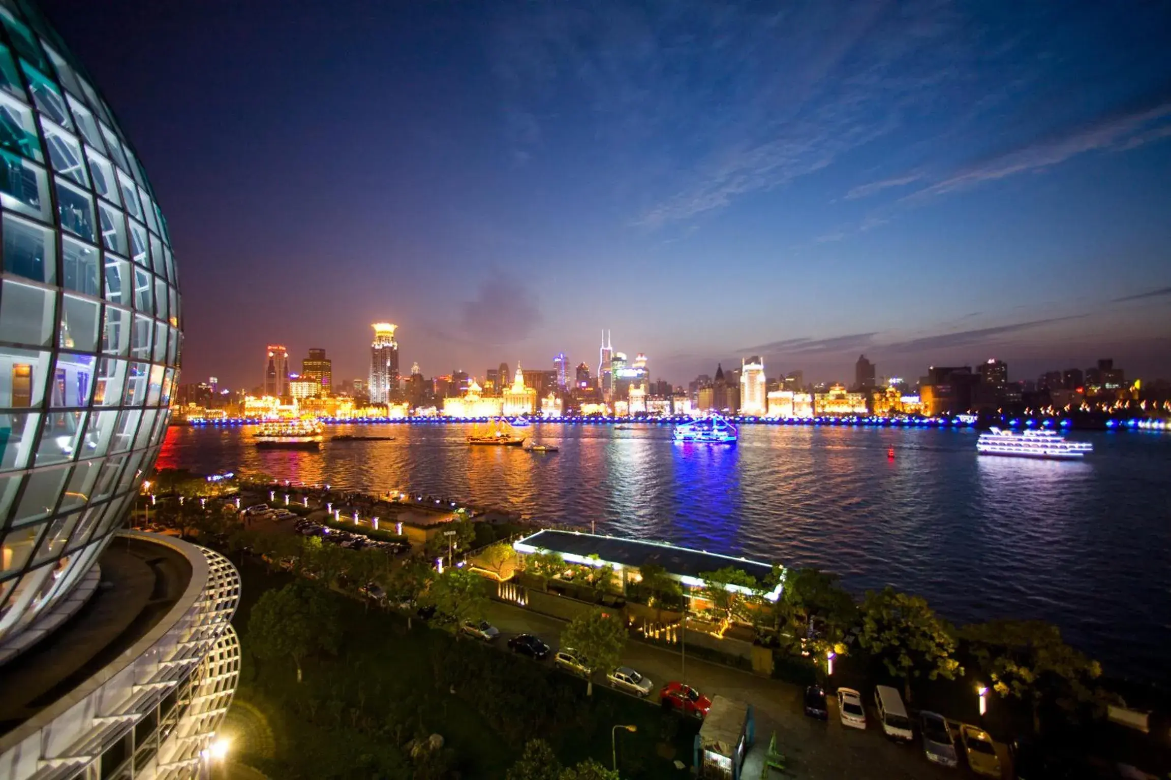 Night in Oriental Riverside Bund View Hotel (Shanghai International Convention Center)