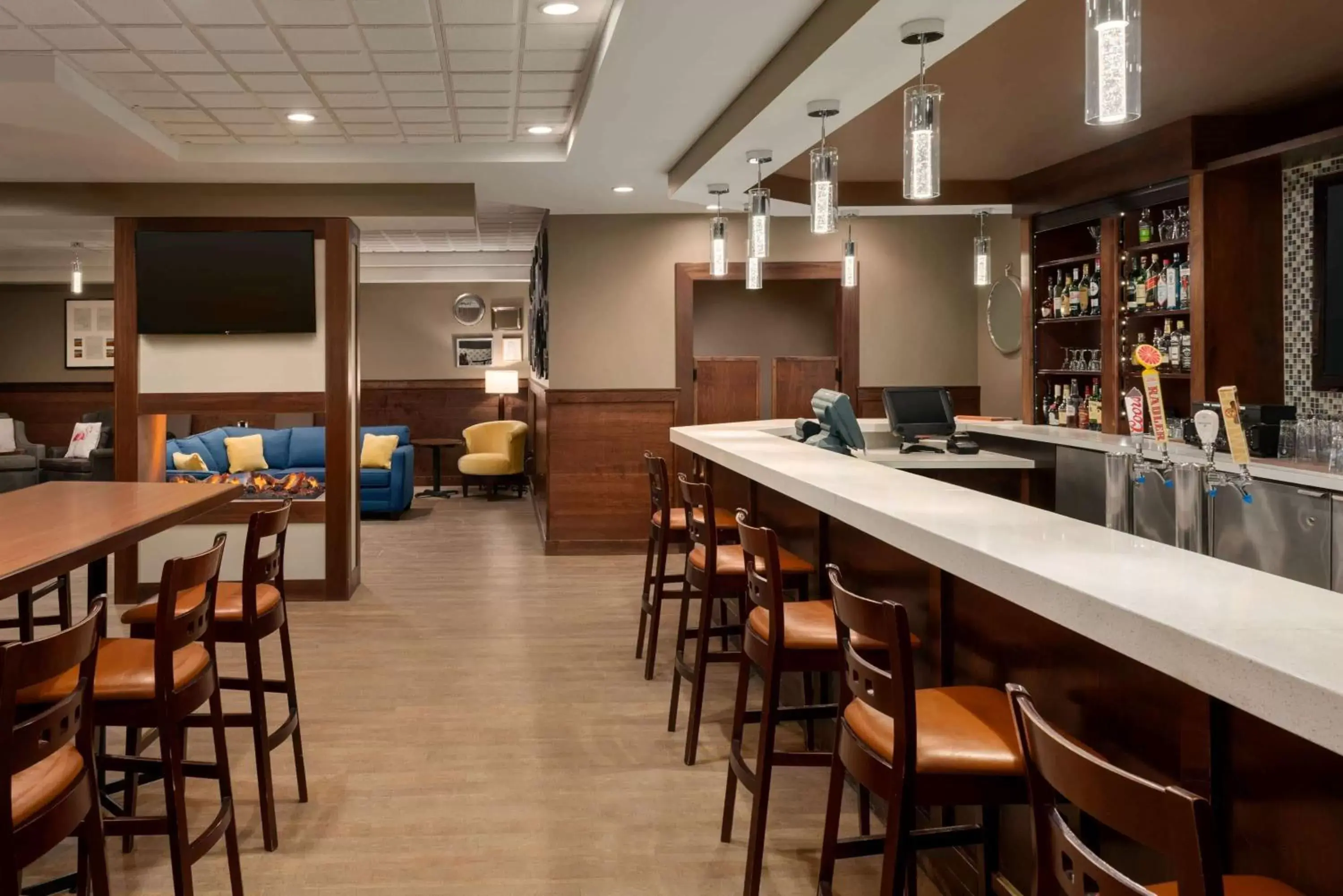 Lounge or bar, Restaurant/Places to Eat in Travelodge Hotel by Wyndham Saskatoon