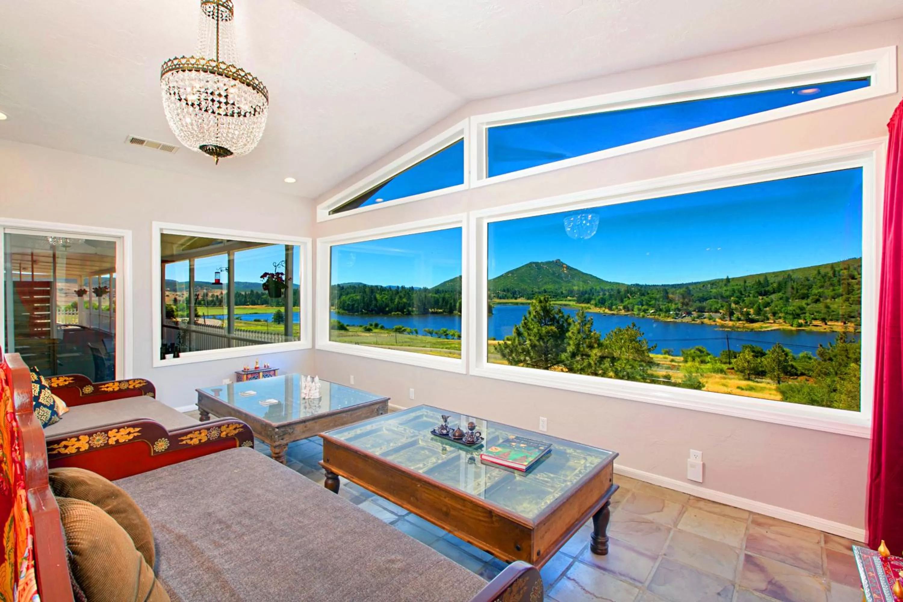 Living room in Quiet Mind Mountain Lodge, Retreat & Spa