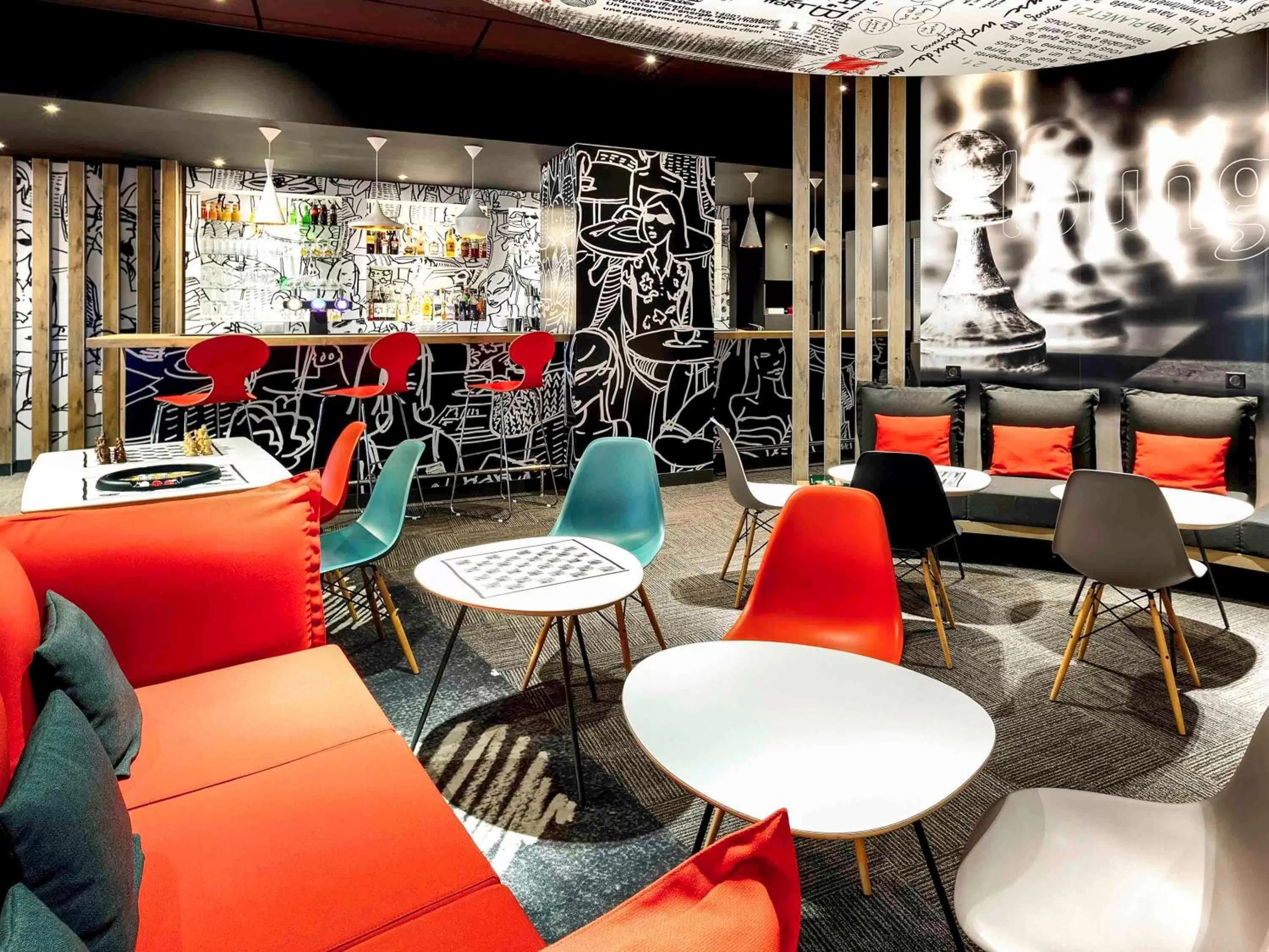 Lounge or bar in ibis Poitiers Site du Futuroscope