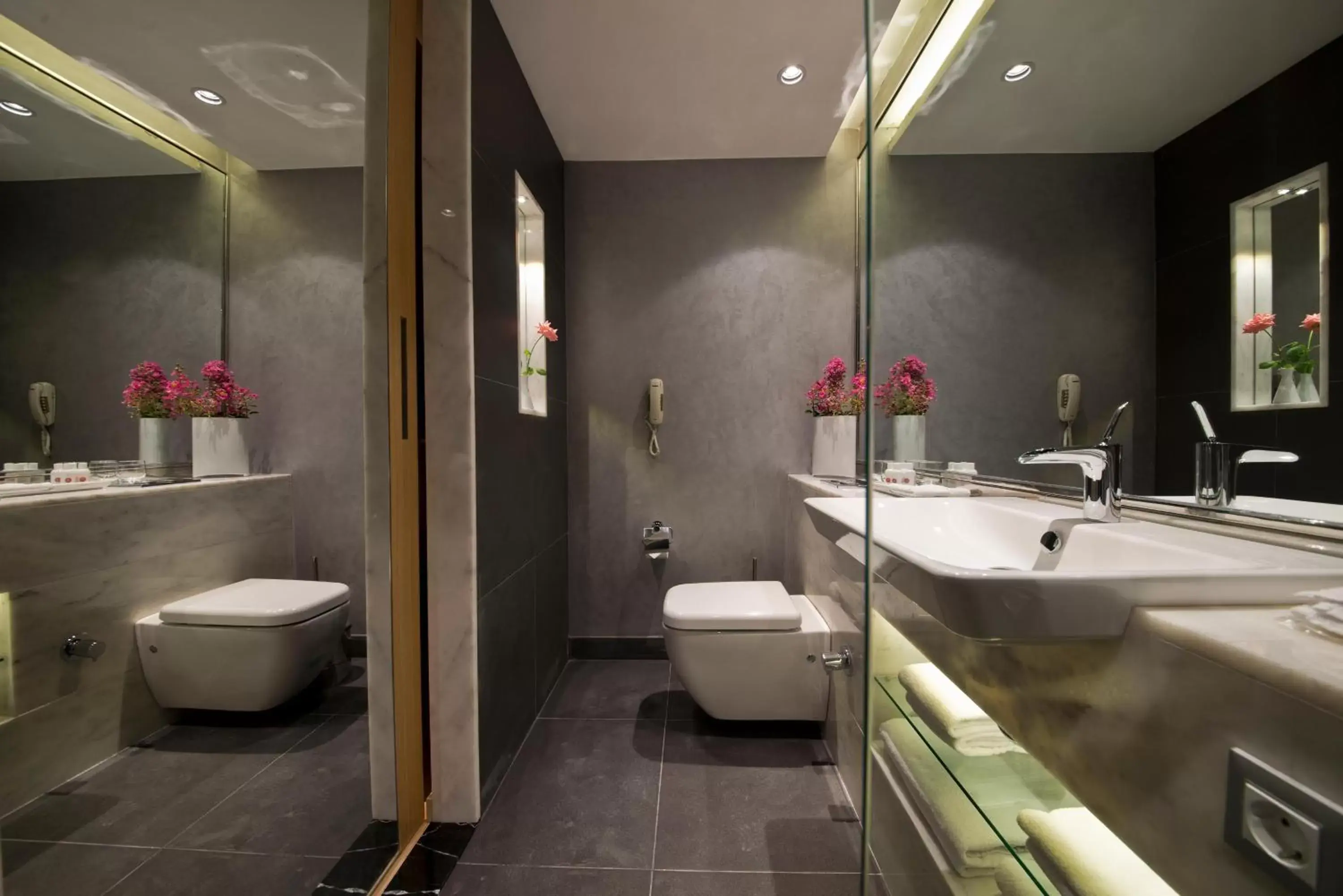 Bathroom in Akra Hotel