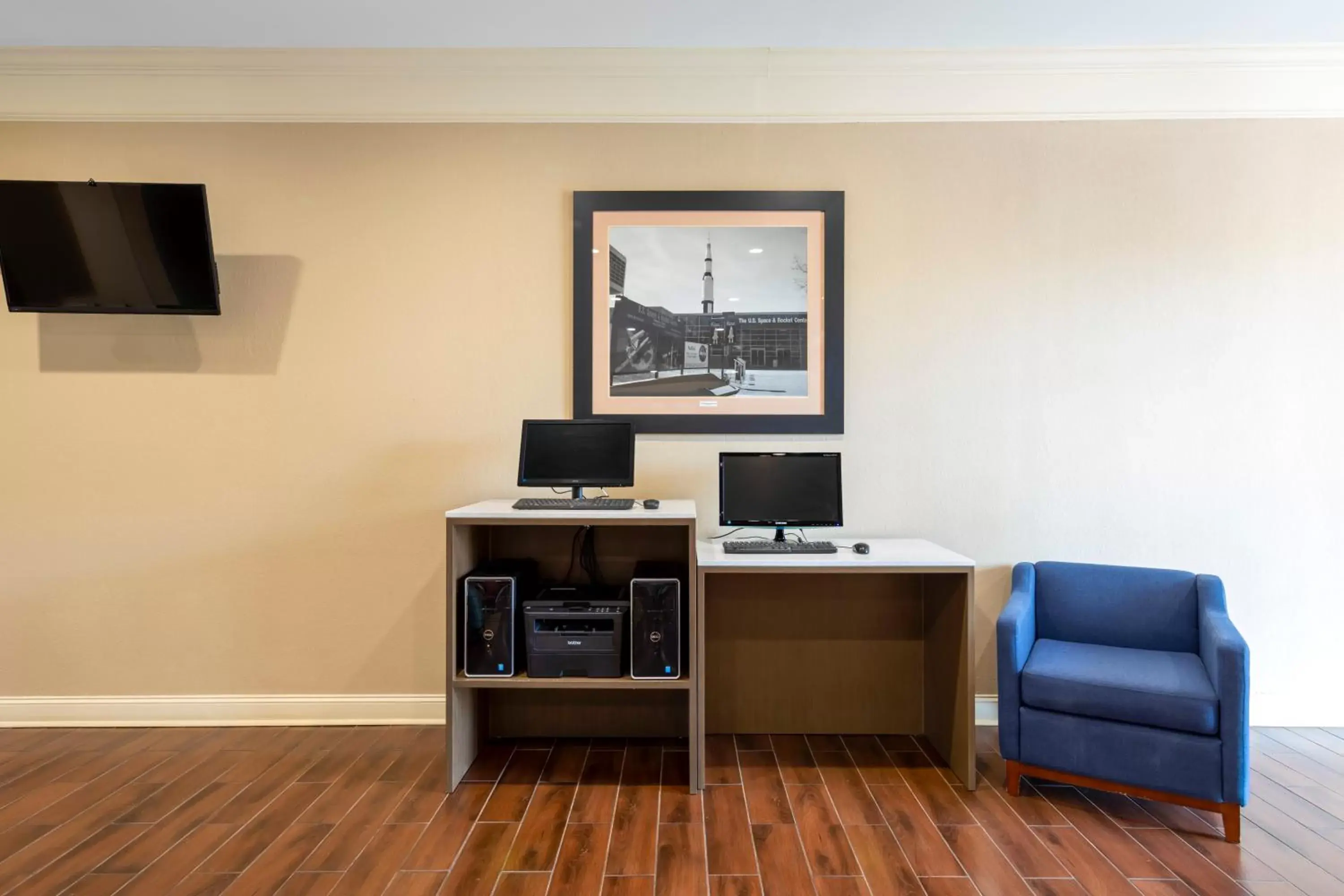 Business facilities, TV/Entertainment Center in Comfort Inn Huntsville near University