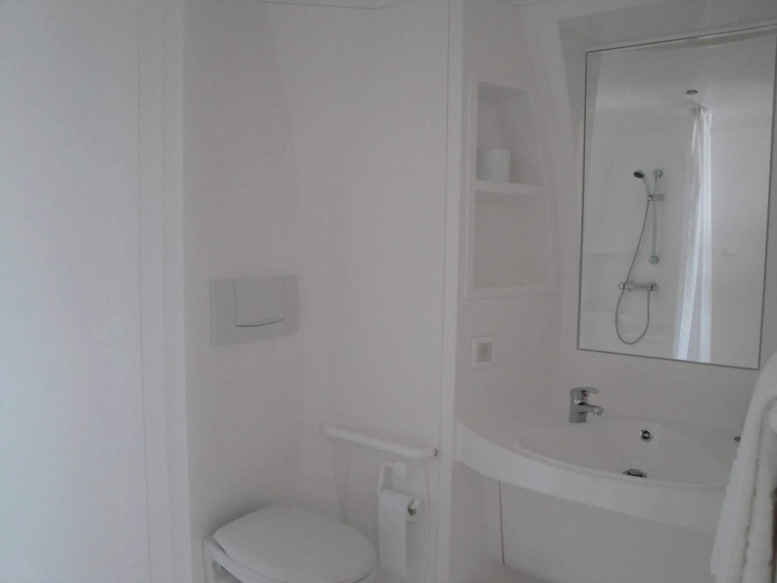 Bathroom in Cit'Hotel Talencia