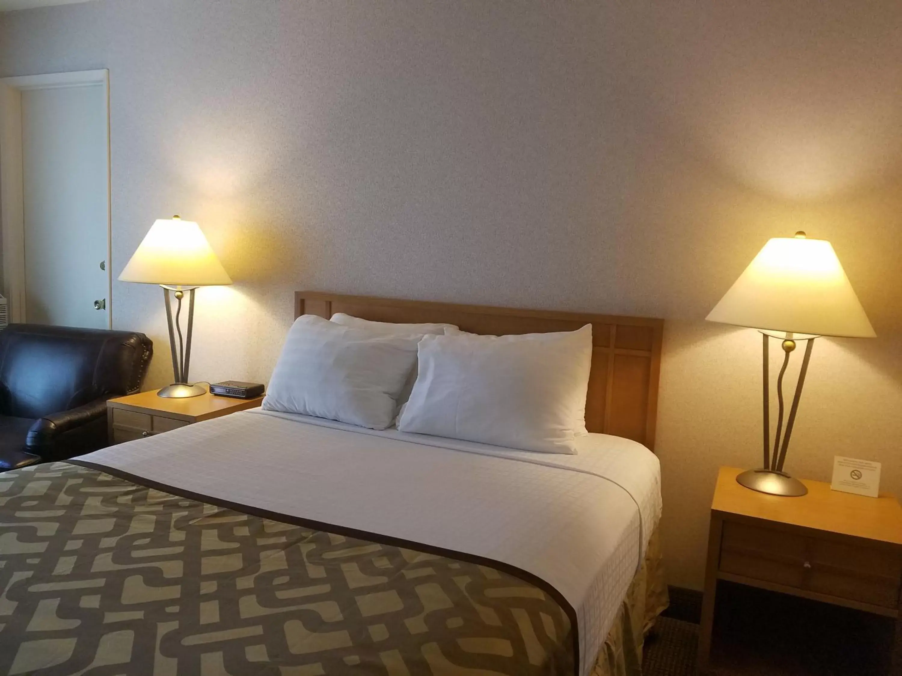 Bed in RiverTree Inn & Suites