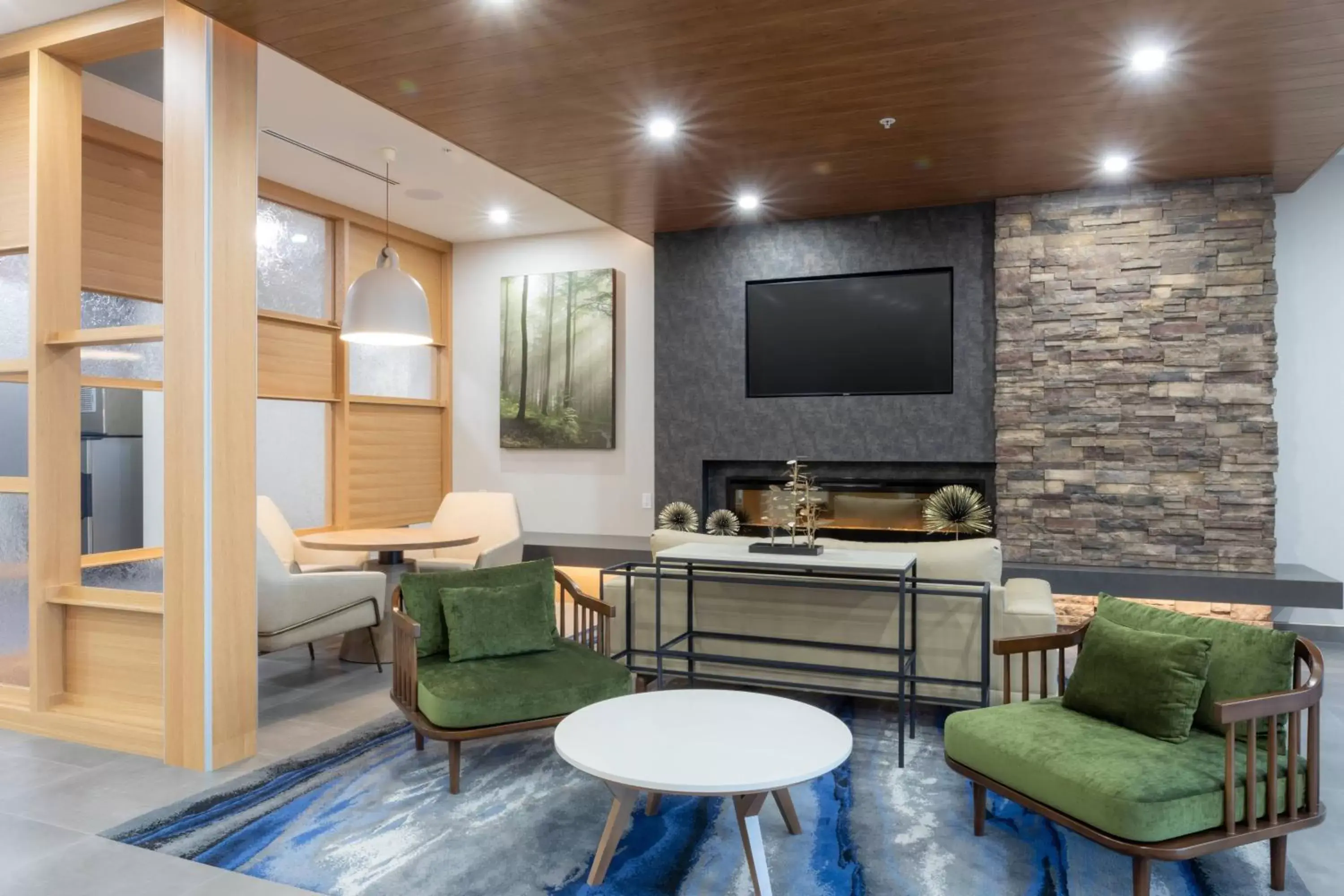 Lobby or reception, TV/Entertainment Center in Fairfield Inn & Suites by Marriott Salmon Arm