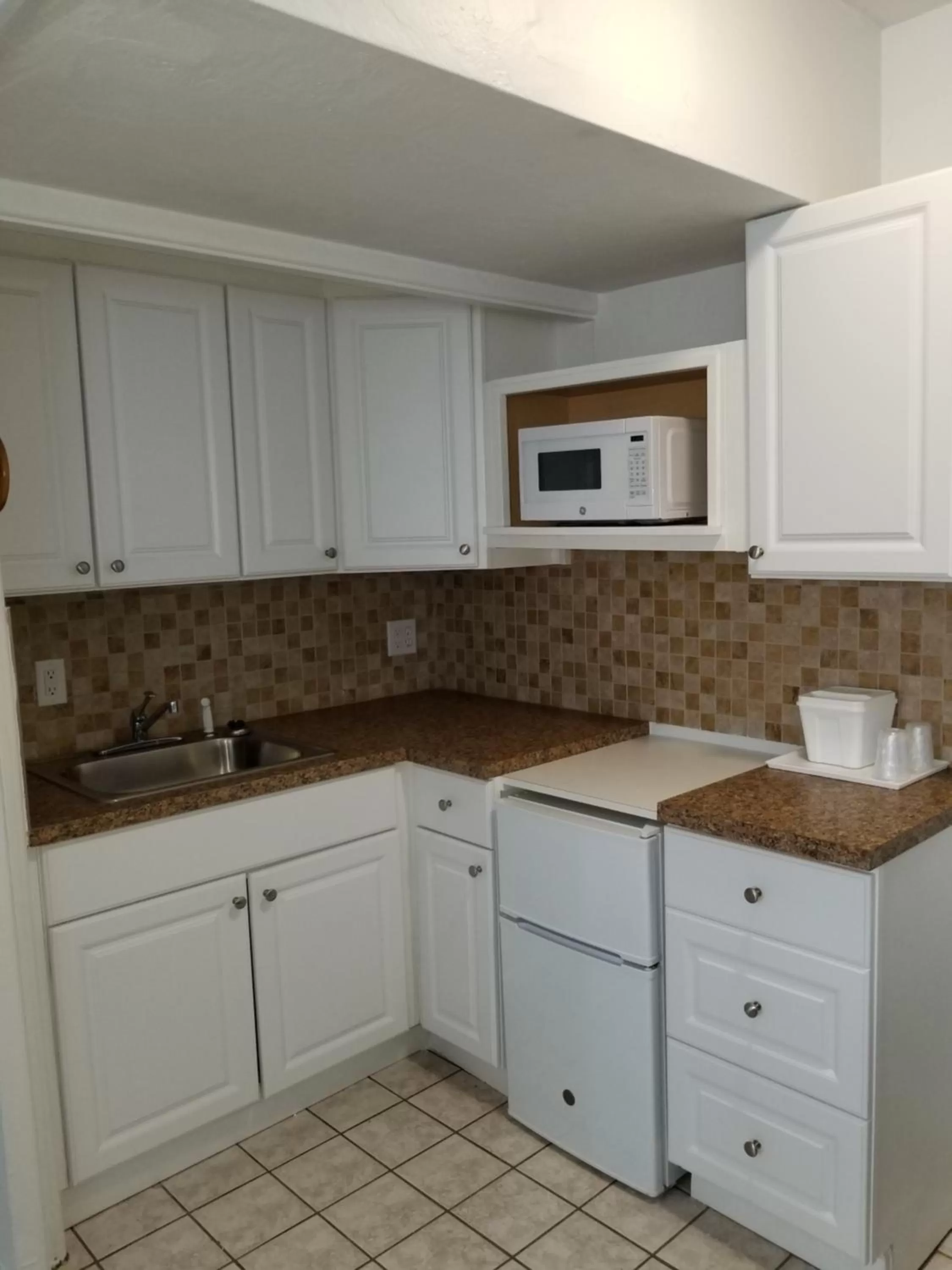 Kitchen or kitchenette in Sandalwood Beach Resort