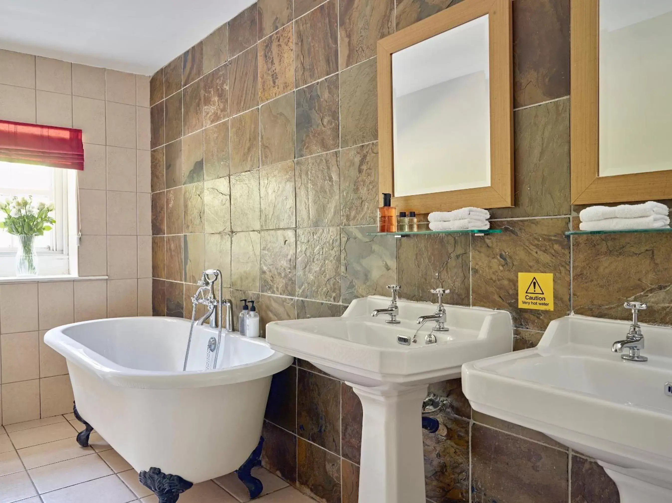 Hot Tub, Bathroom in Tennant Arms Hotel