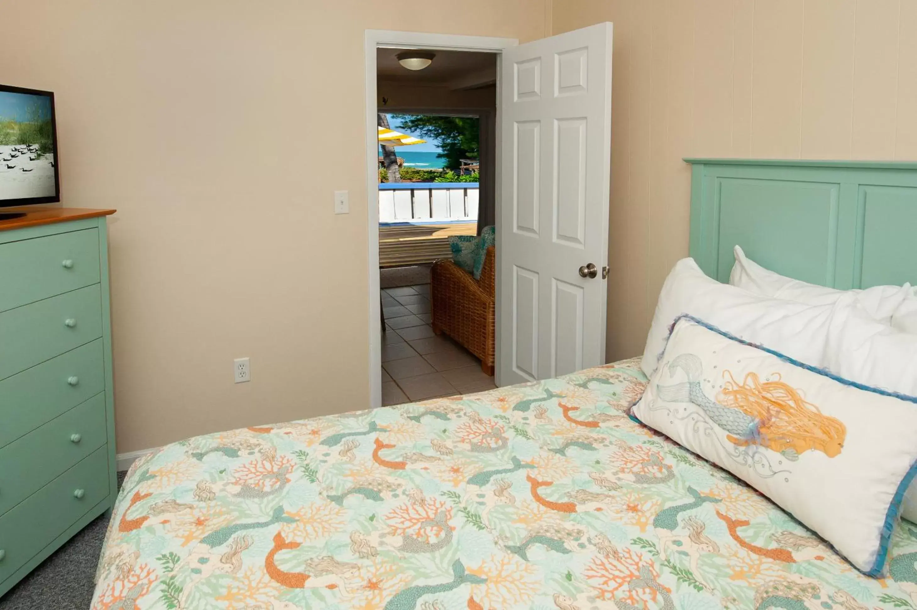 Bed in Cedar Cove Resort & Cottages