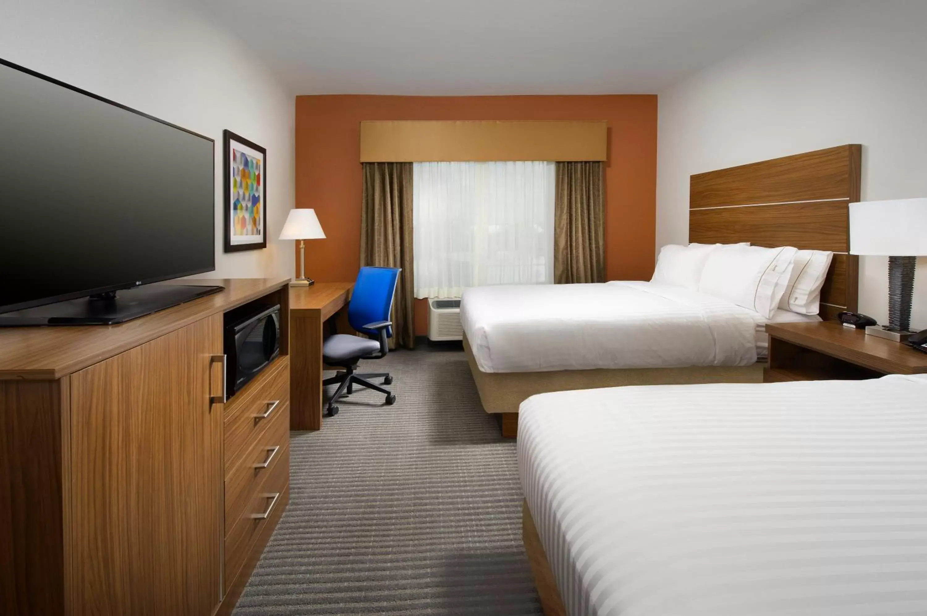 Photo of the whole room, Bed in Holiday Inn Express & Suites Bay City, an IHG Hotel