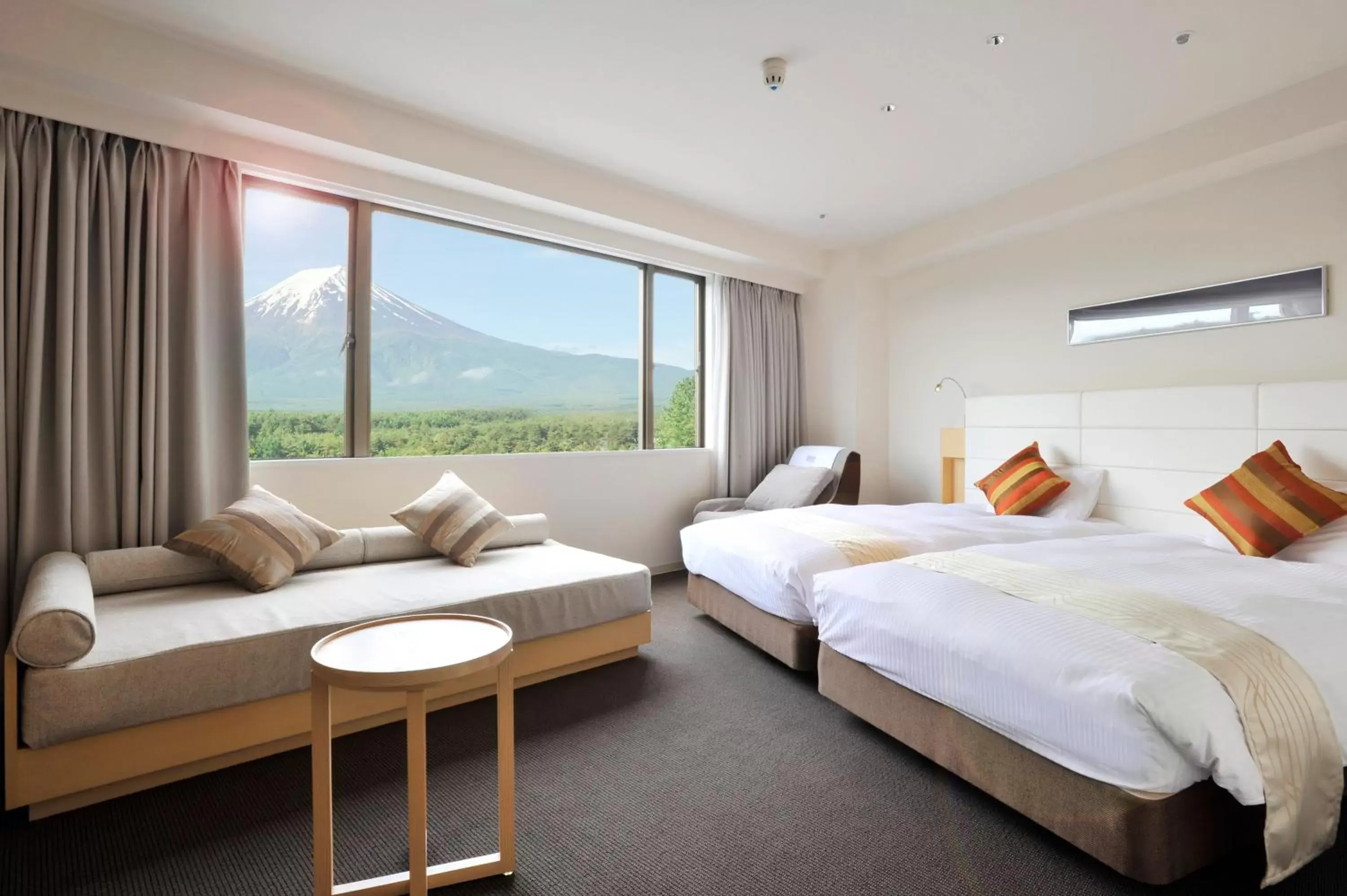 Photo of the whole room, Mountain View in Highland Resort Hotel & Spa