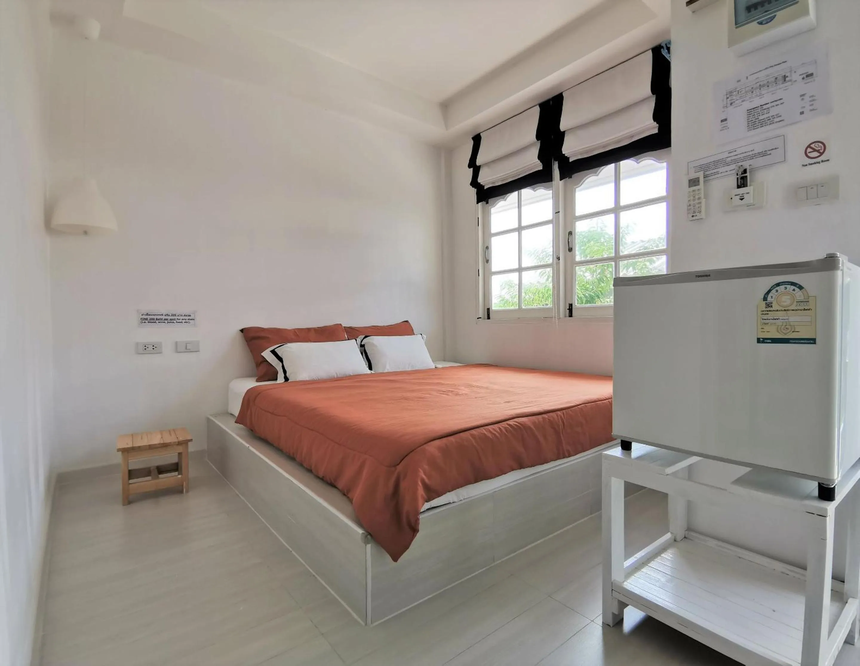 Bed in 1715 House - White Rhino