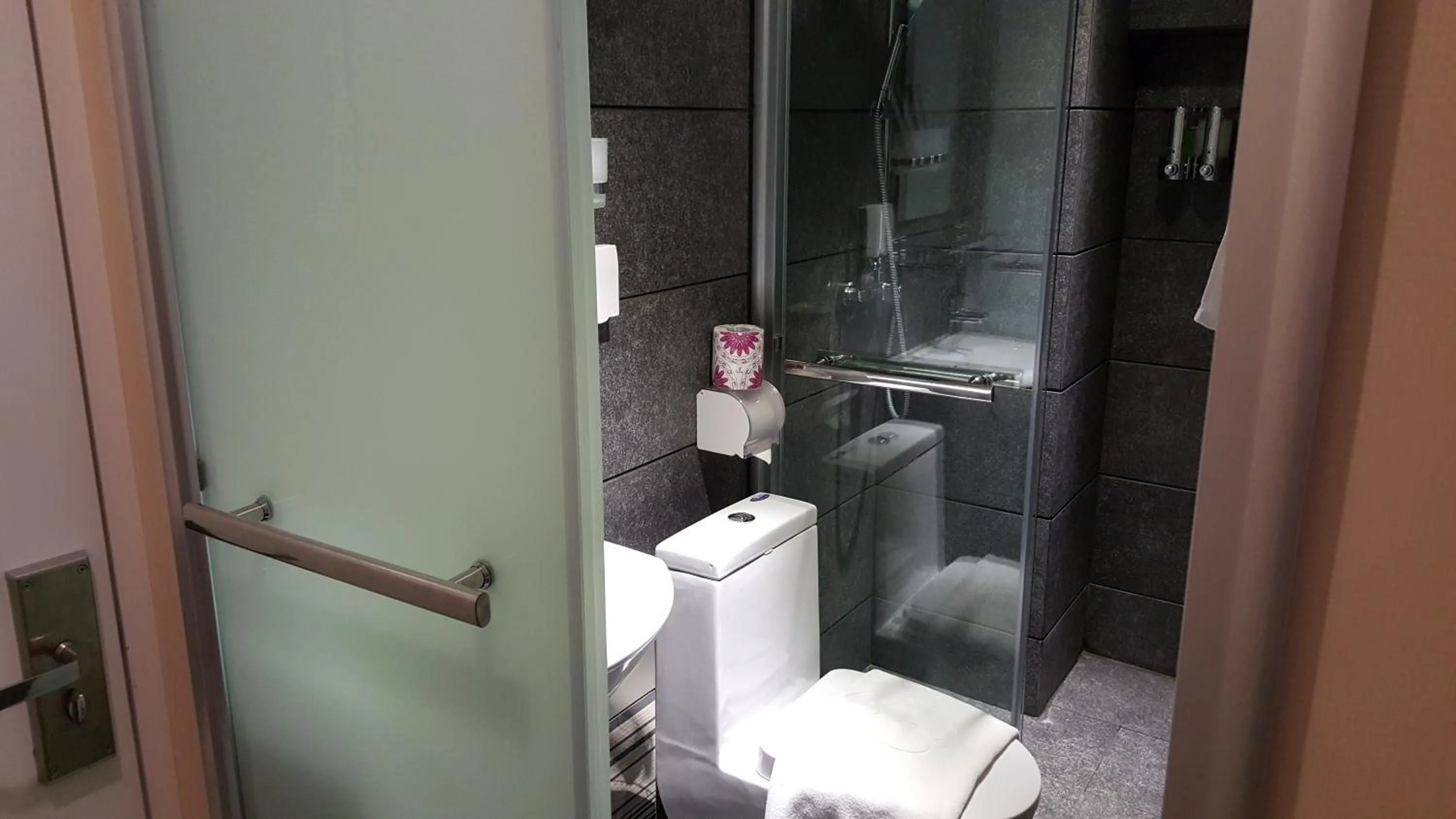 Toilet in Seasons Hotel - Causeway Bay