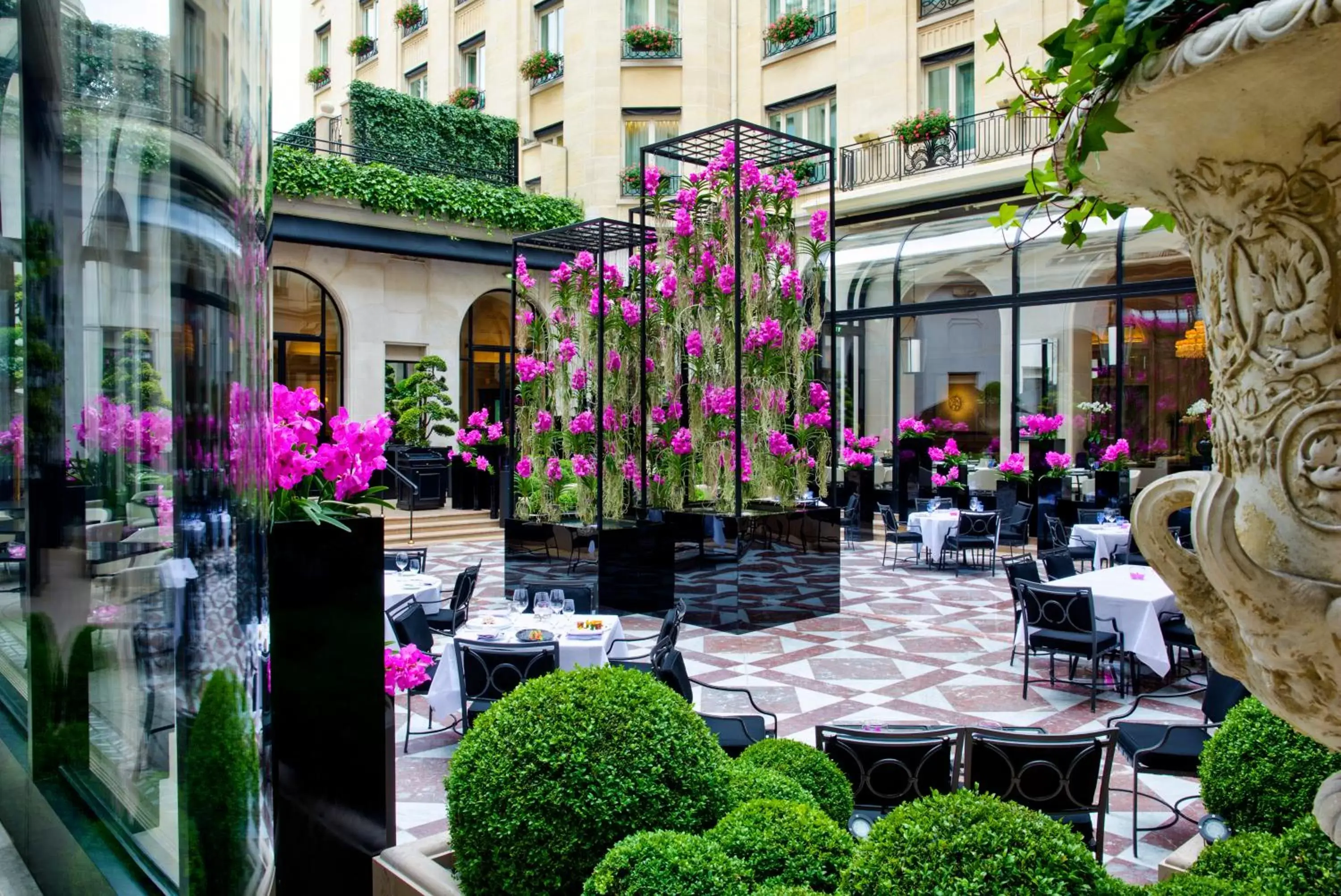 Patio, Restaurant/Places to Eat in Four Seasons Hotel George V Paris