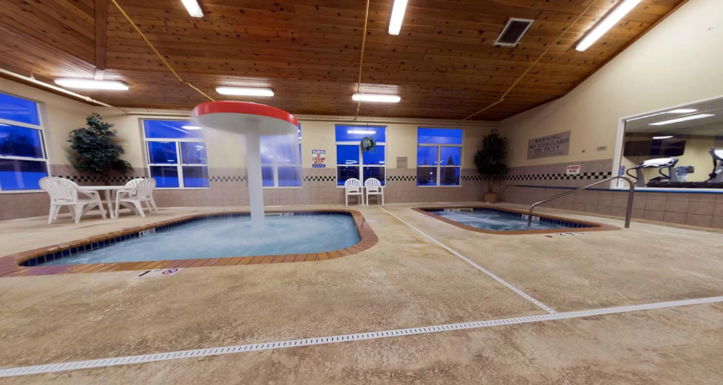 Swimming pool in Country Inn & Suites by Radisson, Houghton, MI