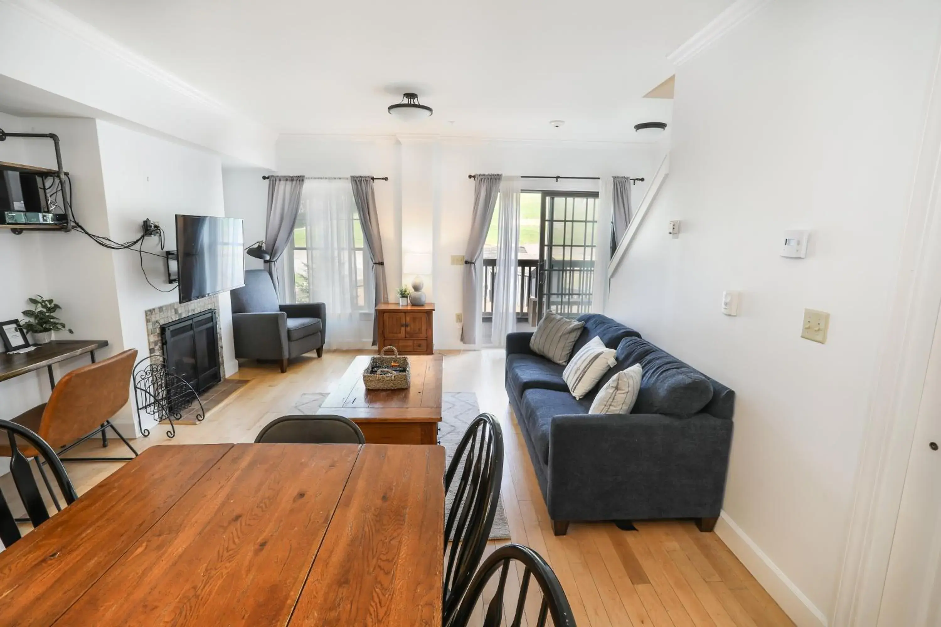 Living room, Seating Area in Kaatskill Mountain Club and Condos by Hunter Mountain