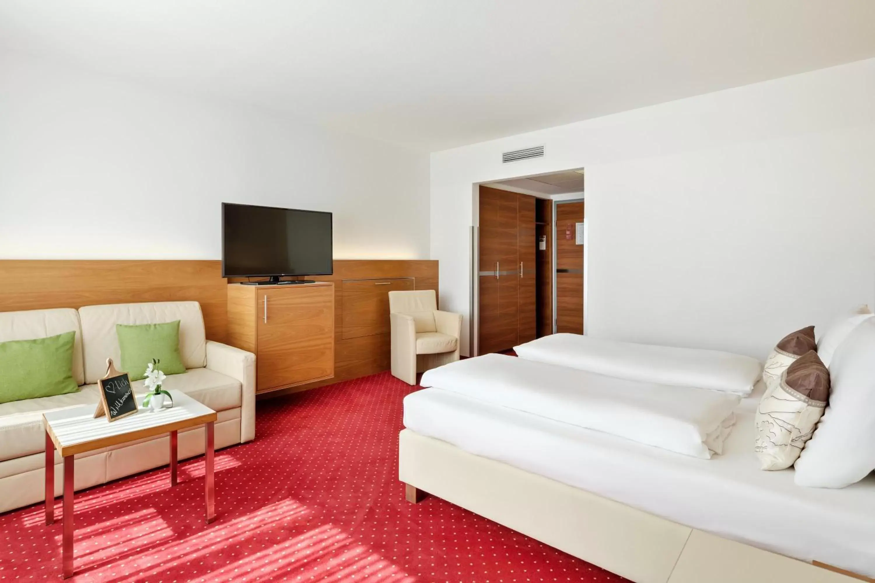 Bed, TV/Entertainment Center in Austria Trend Hotel Anatol Wien