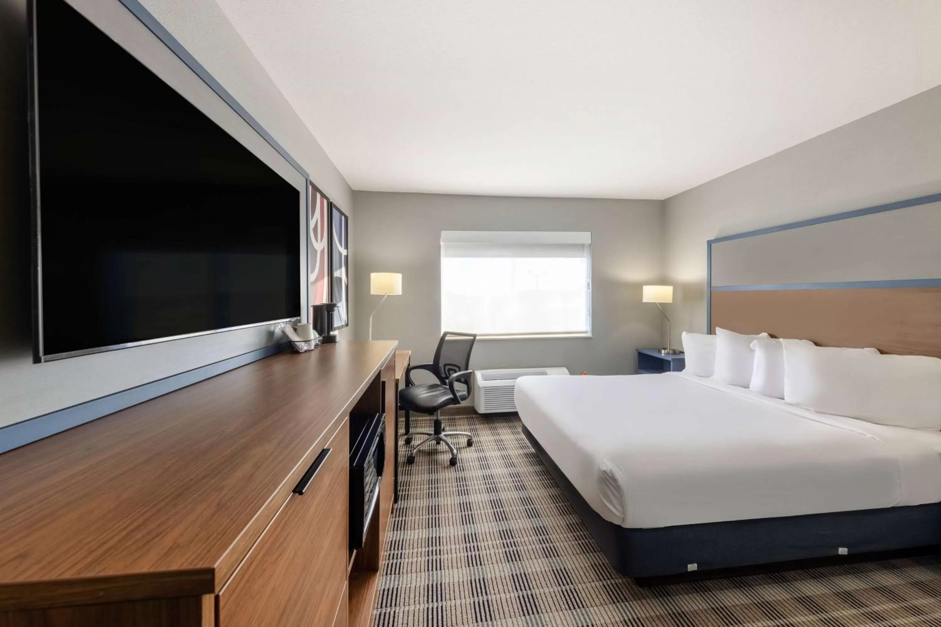 Photo of the whole room, Bed in AmericInn by Wyndham Duluth