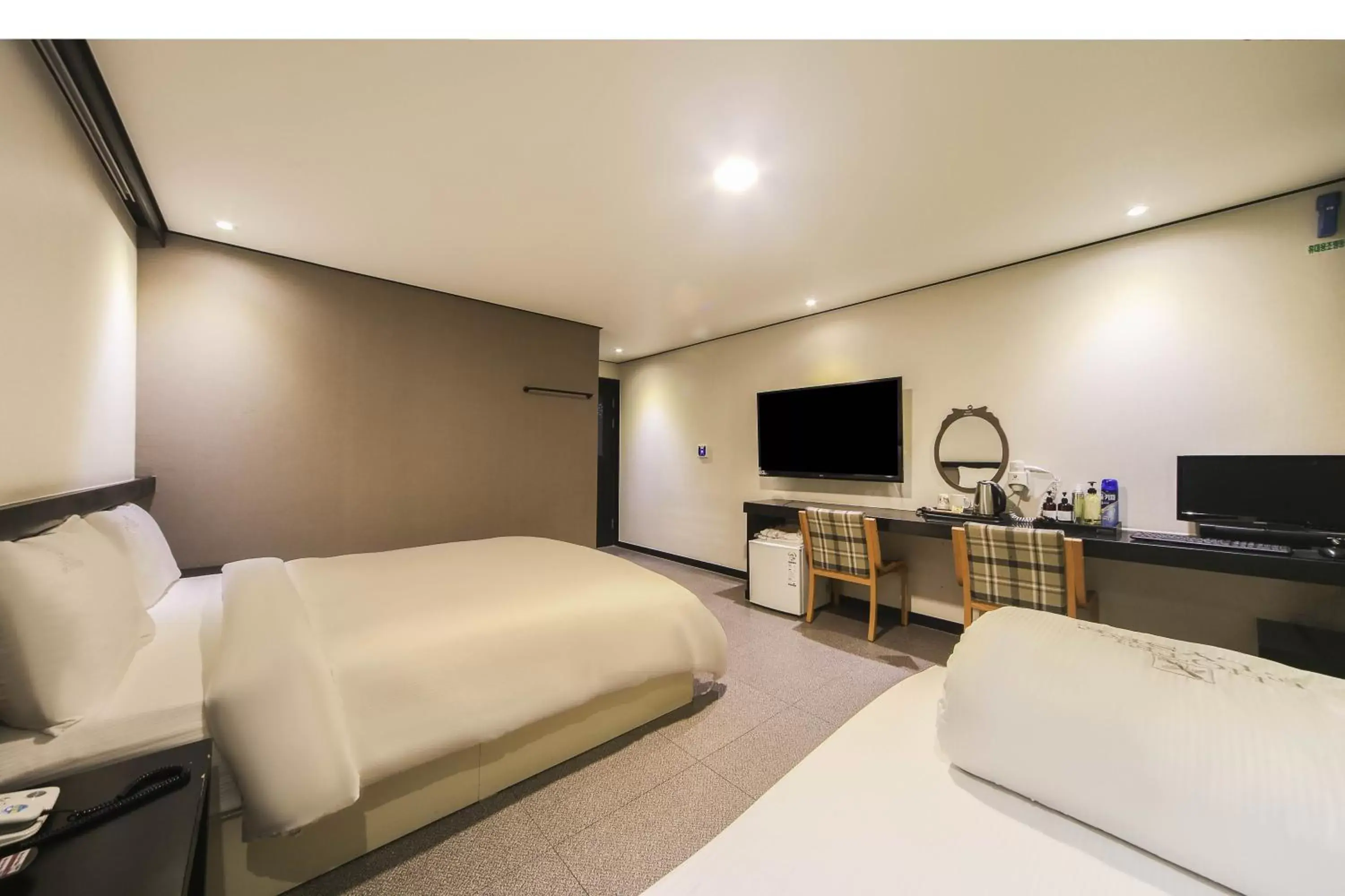 Bedroom, Bed in Elysee Hotel Bedroom, Bed in Elysee Hotel