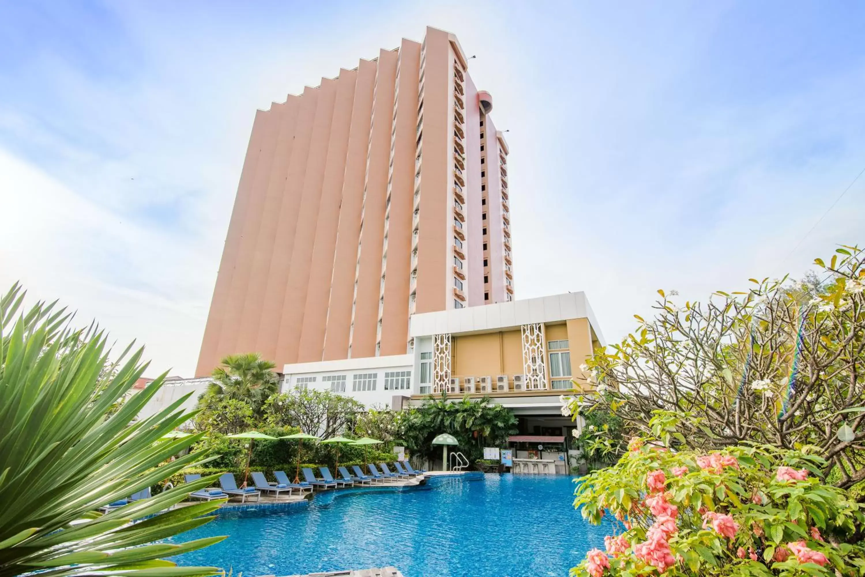 Swimming Pool in Golden Beach Cha-Am Hotel