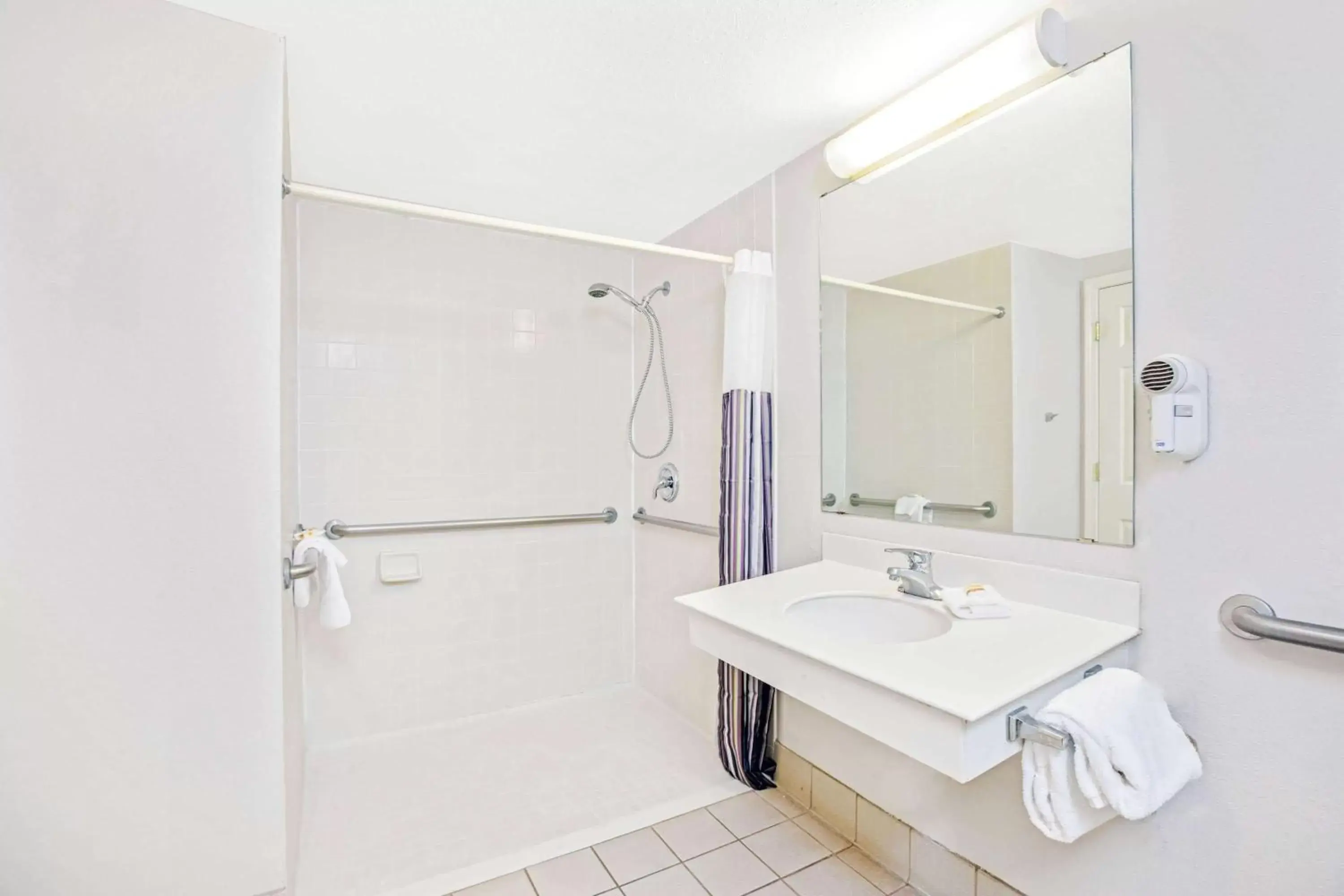 Shower, Bathroom in La Quinta Inn by Wyndham El Paso Cielo Vista