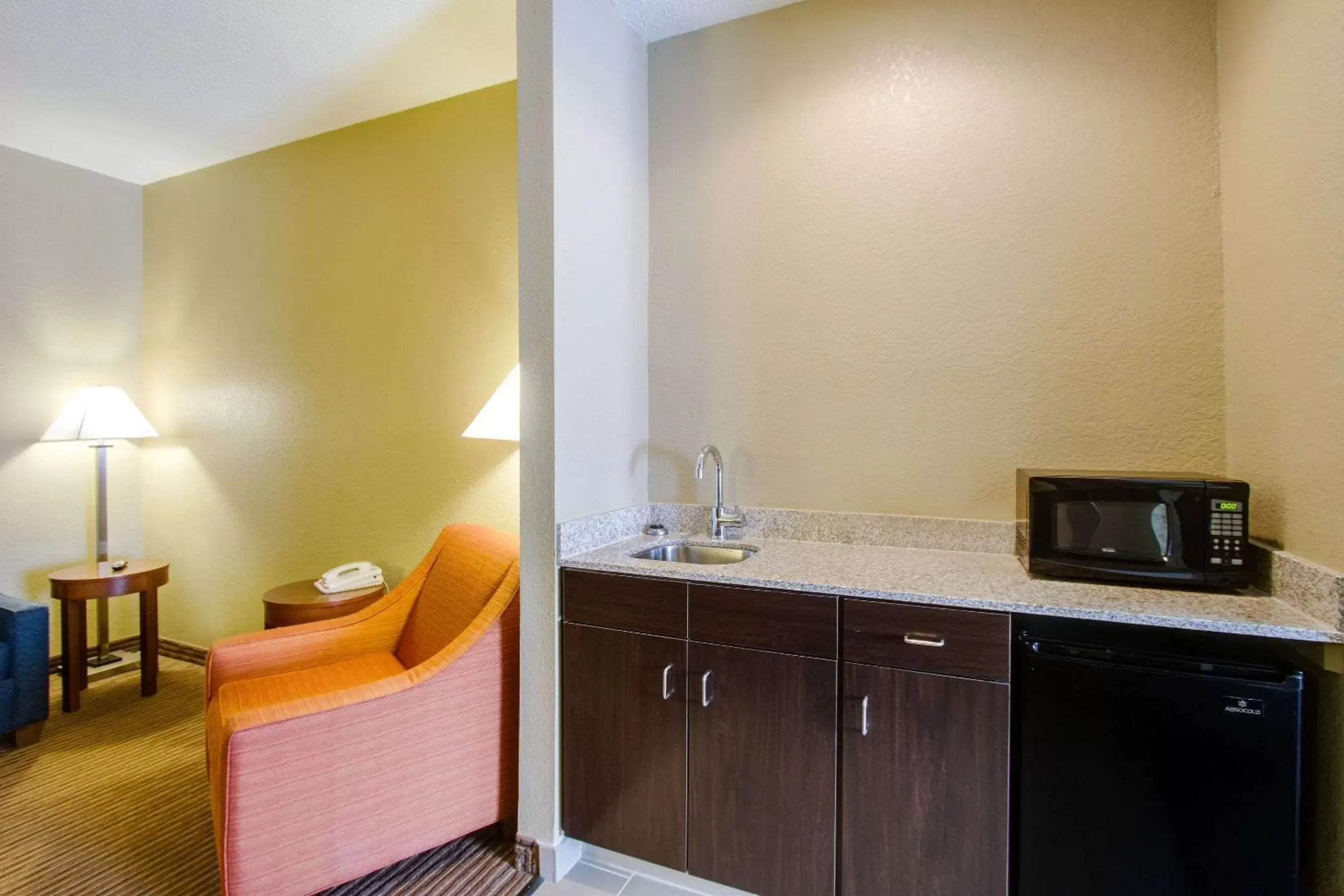 Bedroom, Kitchen/Kitchenette in Comfort Inn & Suites Bellevue - Omaha Offutt AFB
