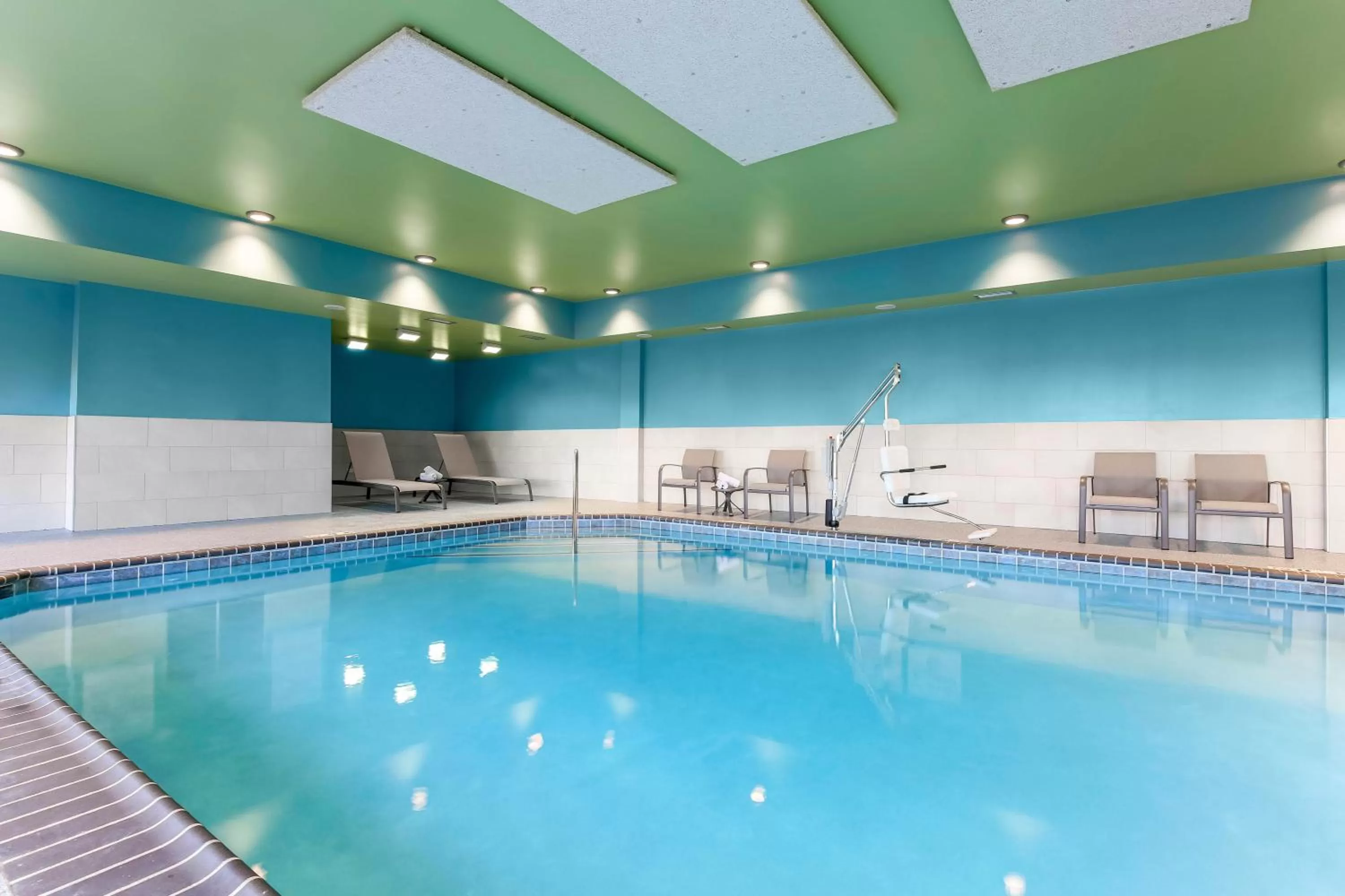 Swimming pool in Holiday Inn Express & Suites Chicago O'Hare Airport by IHG